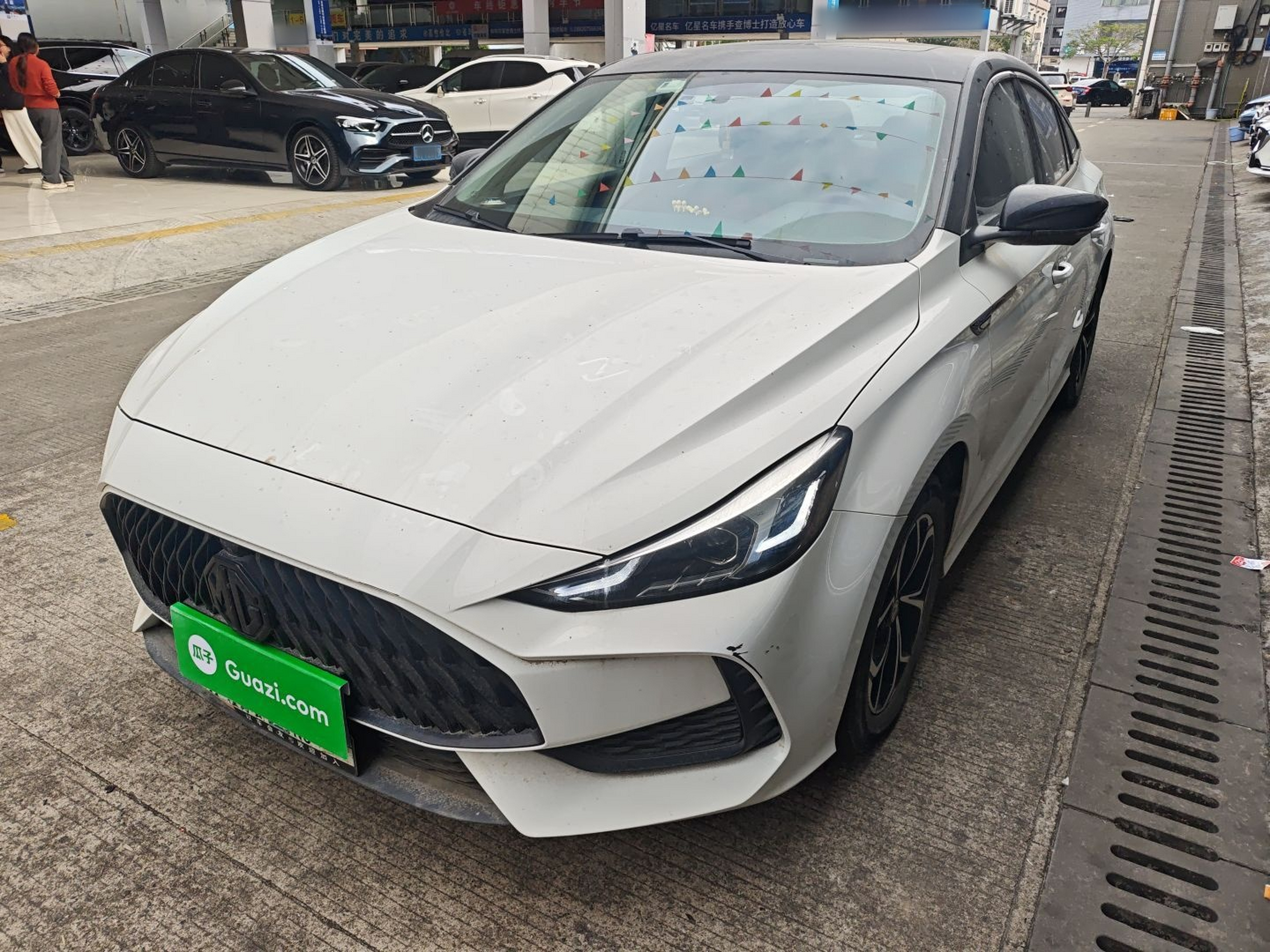 تحت مقدمة السيارة