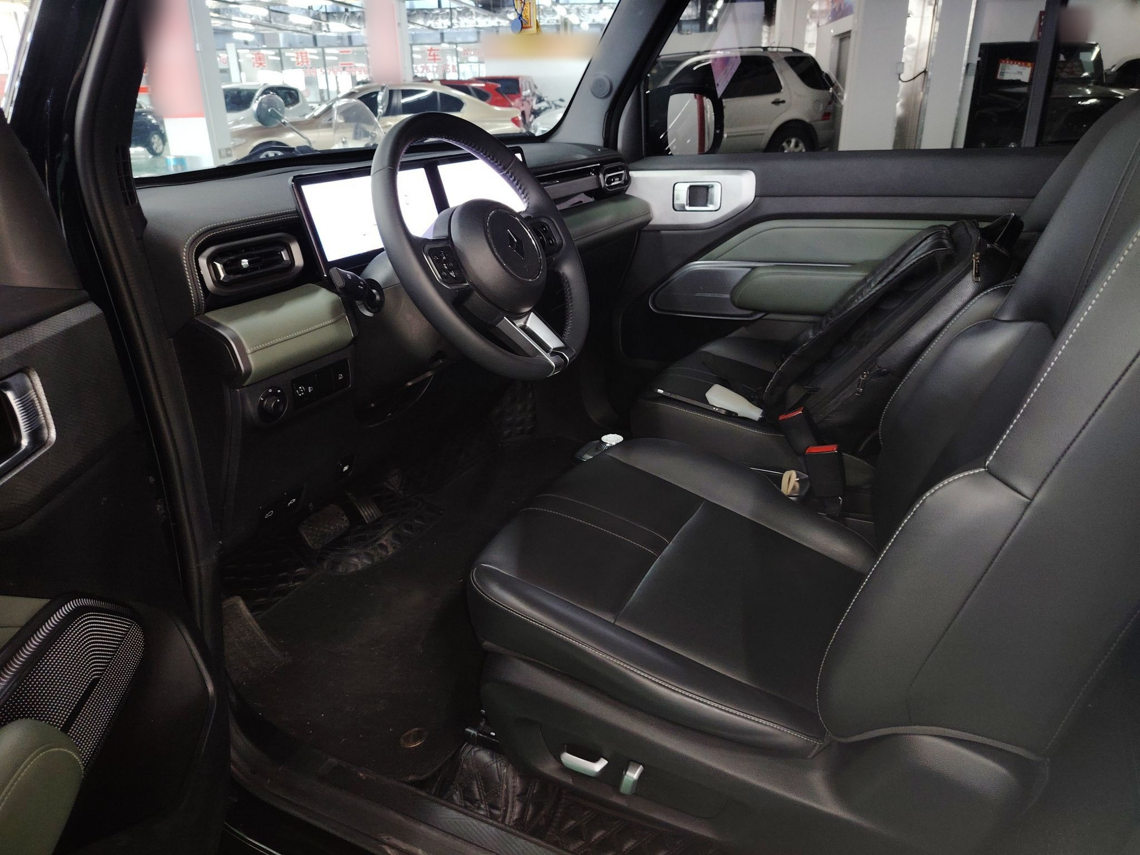 المقاعد الأمامية داخل السيارة