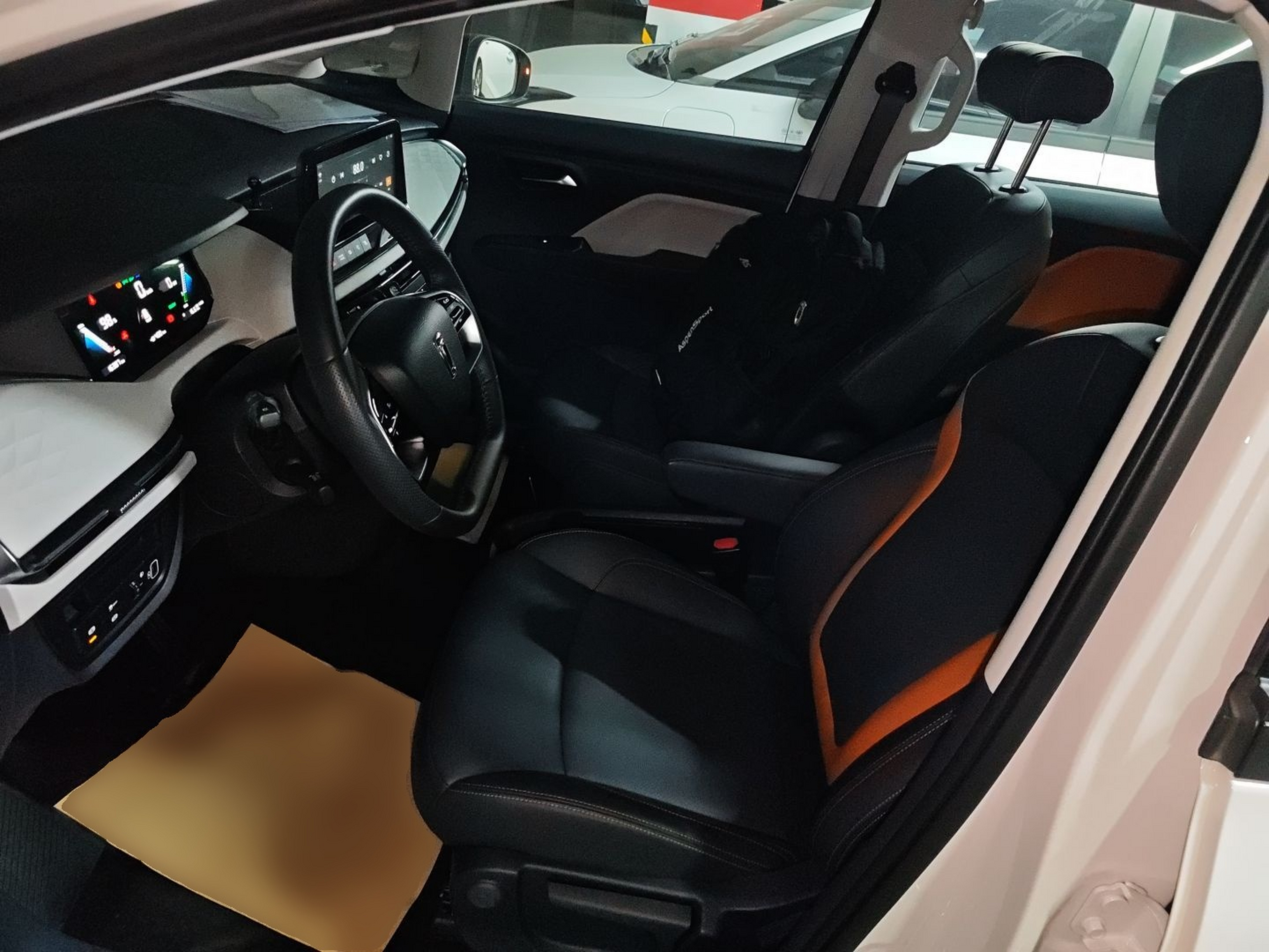 Переднее сиденье в автомобиле