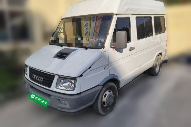 Used Iveco Daily 2020 2.5T A35 Passenger Van with Dual Tires Mid-Roof Design 5-9 Seater Side-Sliding Door China V Emission Standard
