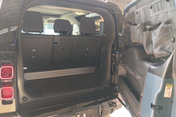 Used Land Rover Defender 2022 90 2.0T P300 X-DYNAMIC HSE
