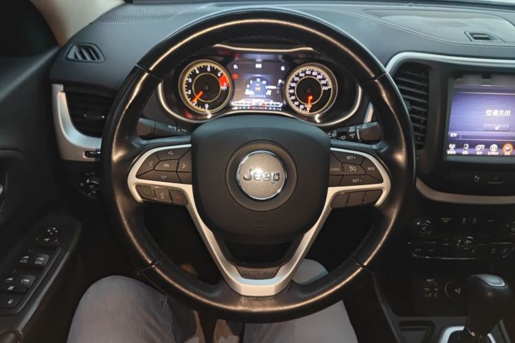 Used  Cherokee 2020 2.0L Two-Wheel Drive Classic Sports Edition
