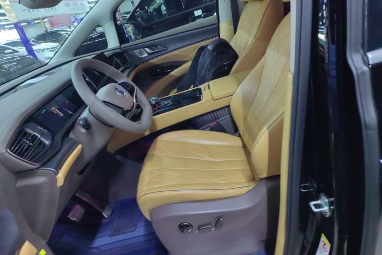 Used Denza D9 2022 DM-i 1040 Prestige Model
