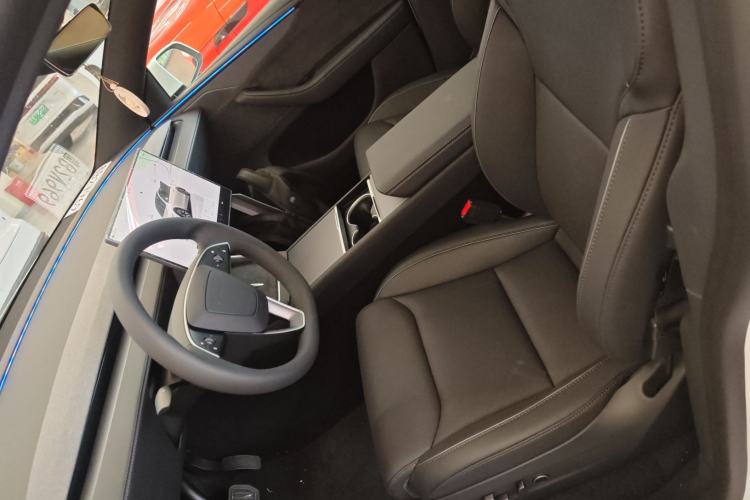 Used Tesla Model Y L 2025 Long-Range All-Wheel-Drive Version
