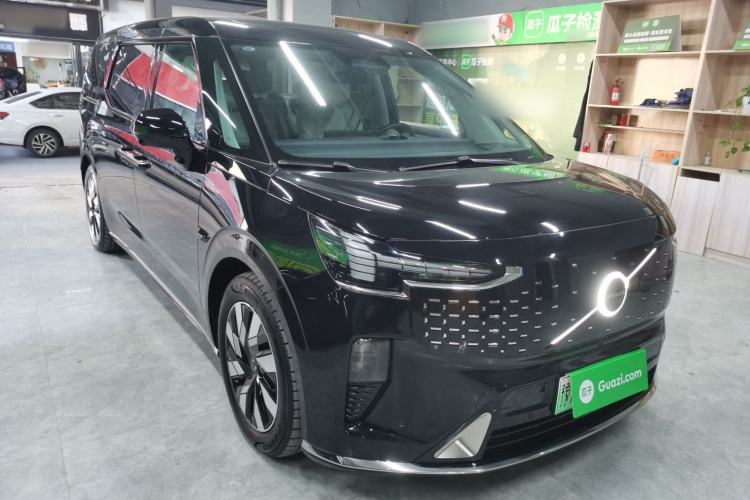 Used Volvo EM90 2025 Ultra Six-Seater
