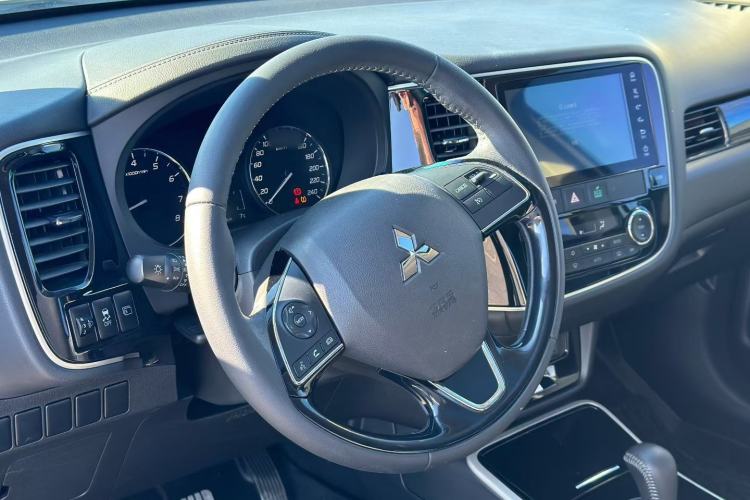 Used Mitsubishi Outlander 2020 2.0L Two-Wheel Drive Comfort Edition 7-Seater
