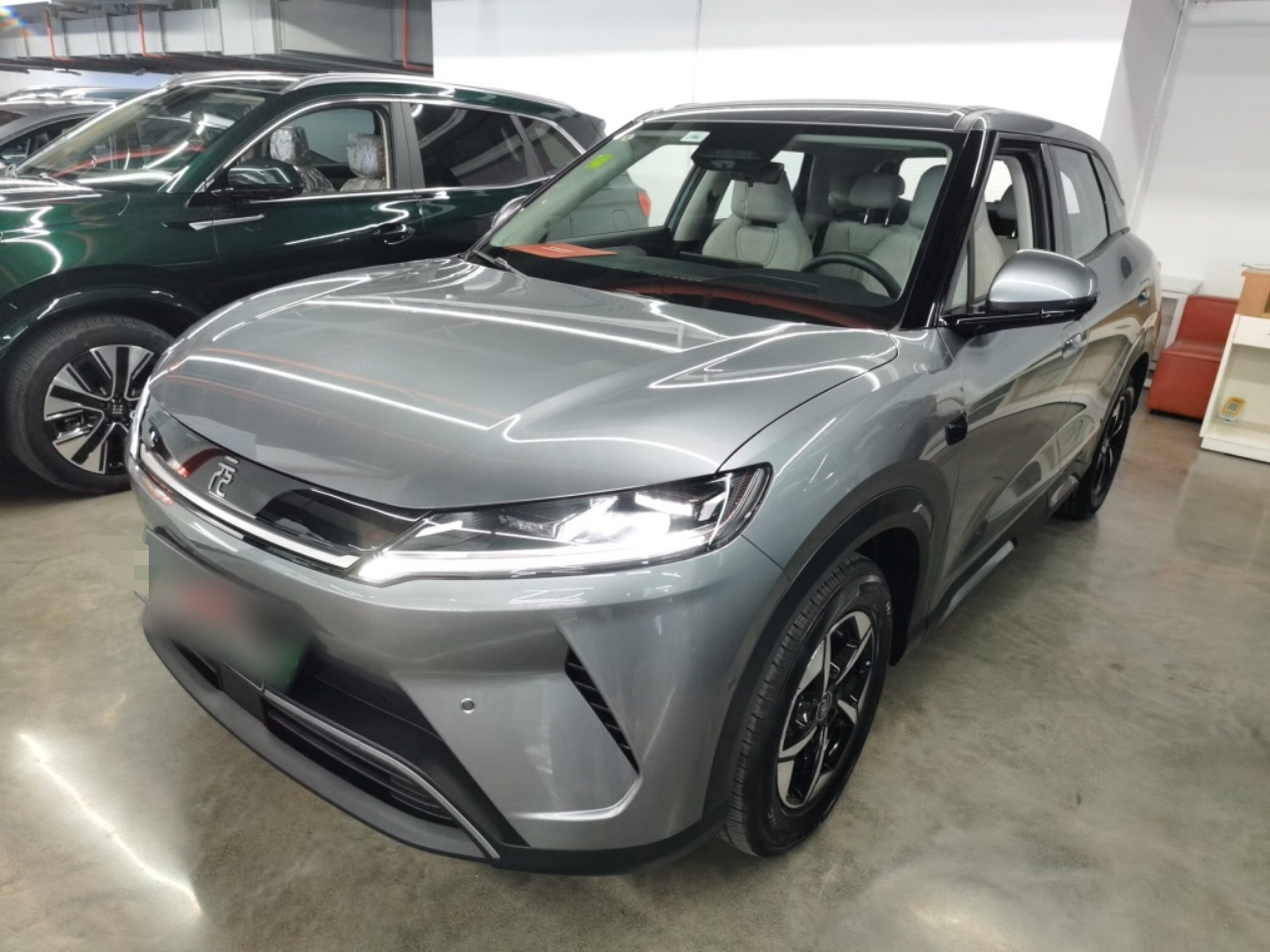 Под передней частью автомобиля