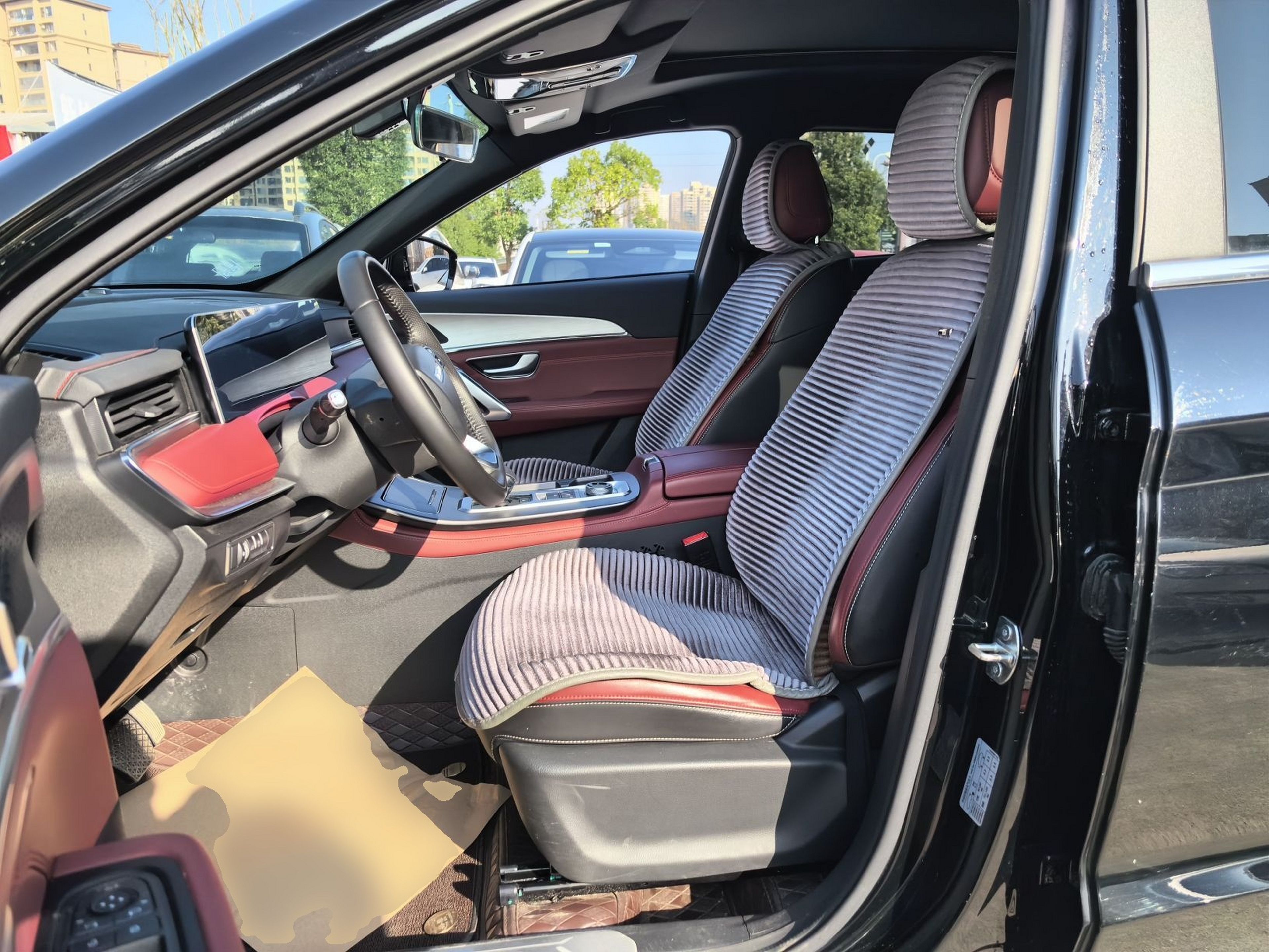 المقاعد الأمامية داخل السيارة