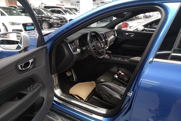 Used Volvo XC60 2019 T5 4x4 Smart & Dynamic Sport Edition China VI Standard
