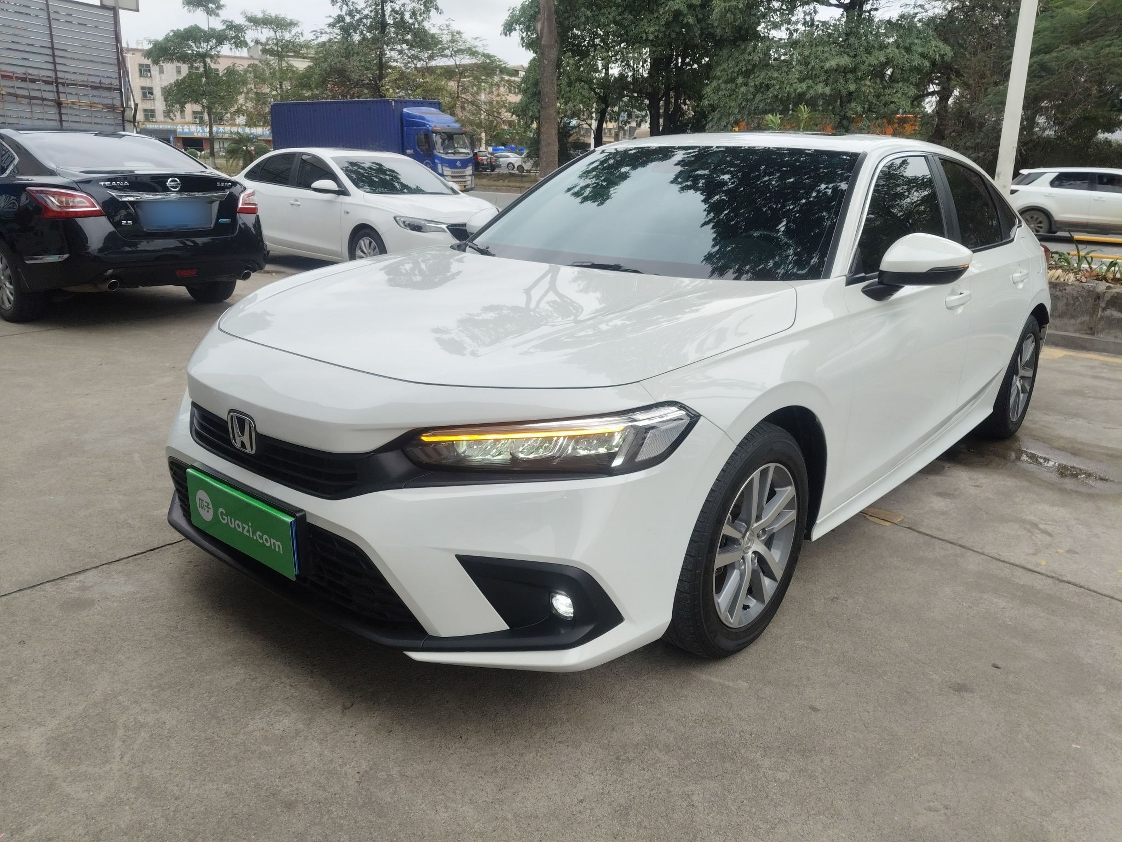 تحت مقدمة السيارة