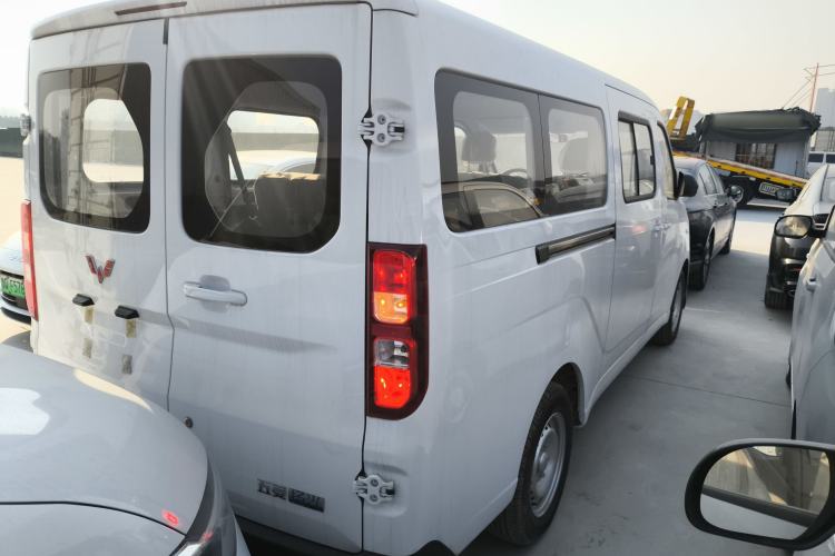 Used Wuling Yangguang 2024 300KM Comfort Version Passenger Van 75kW
