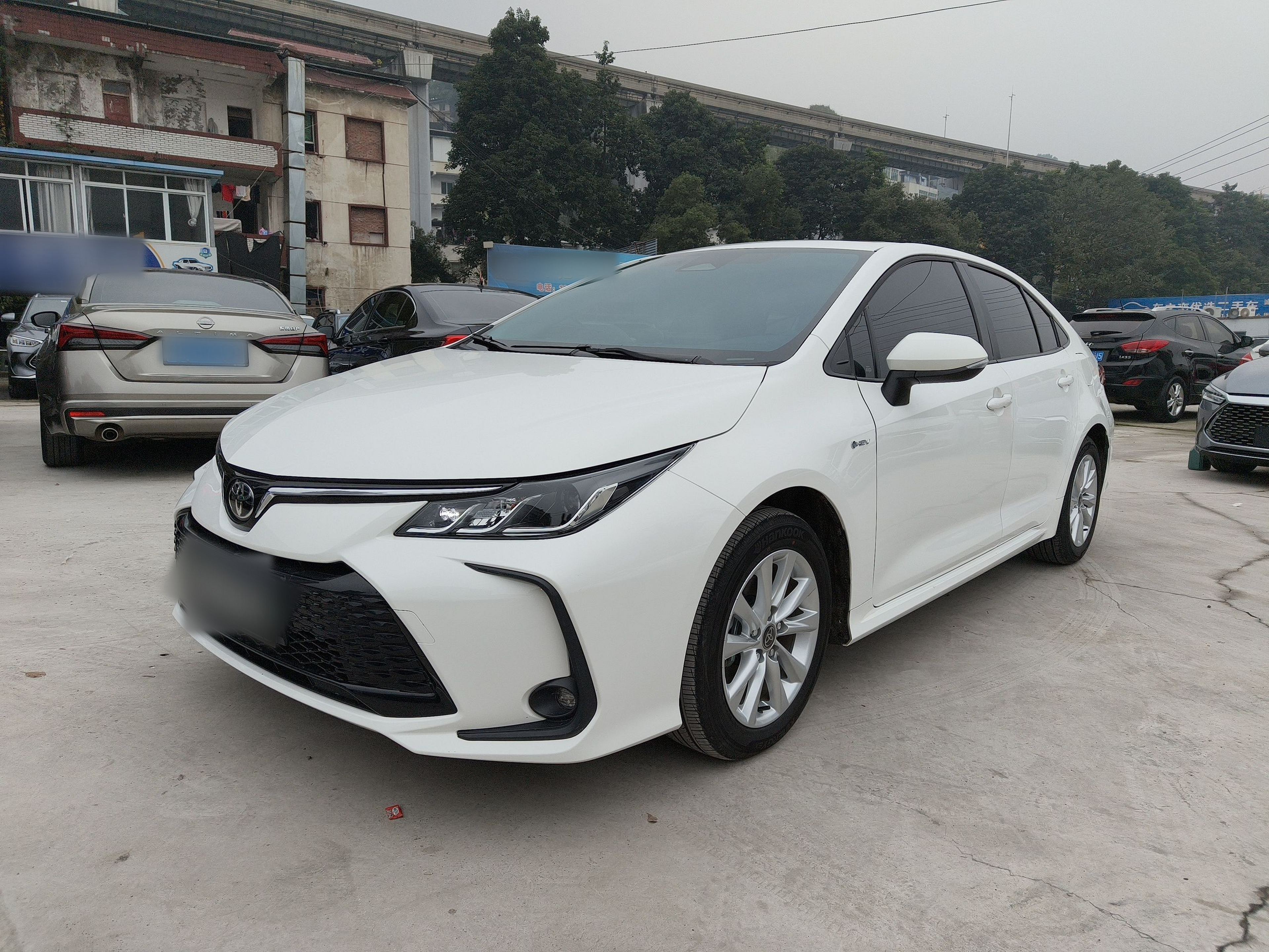 Под передней частью автомобиля