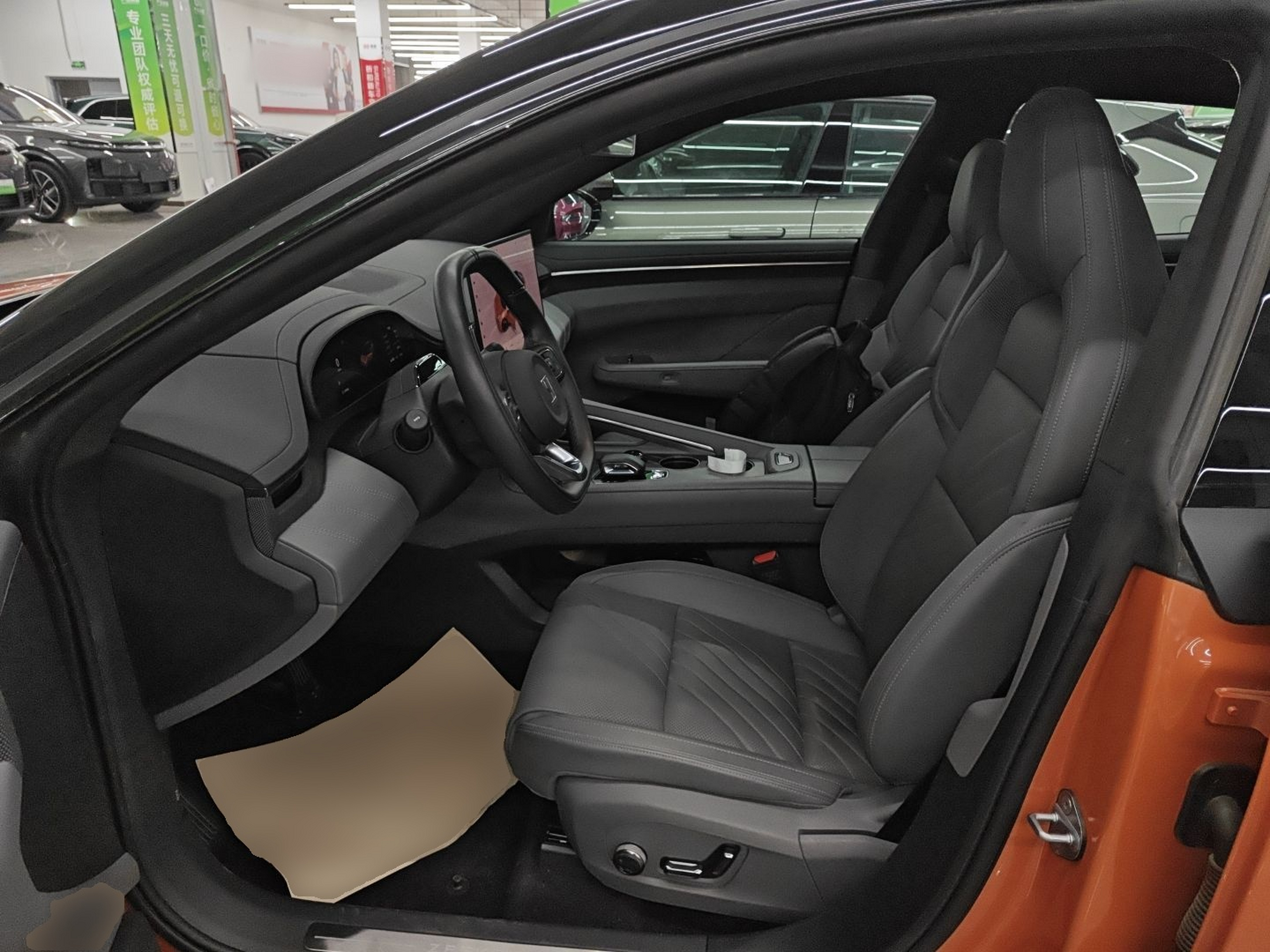 Переднее сиденье в автомобиле