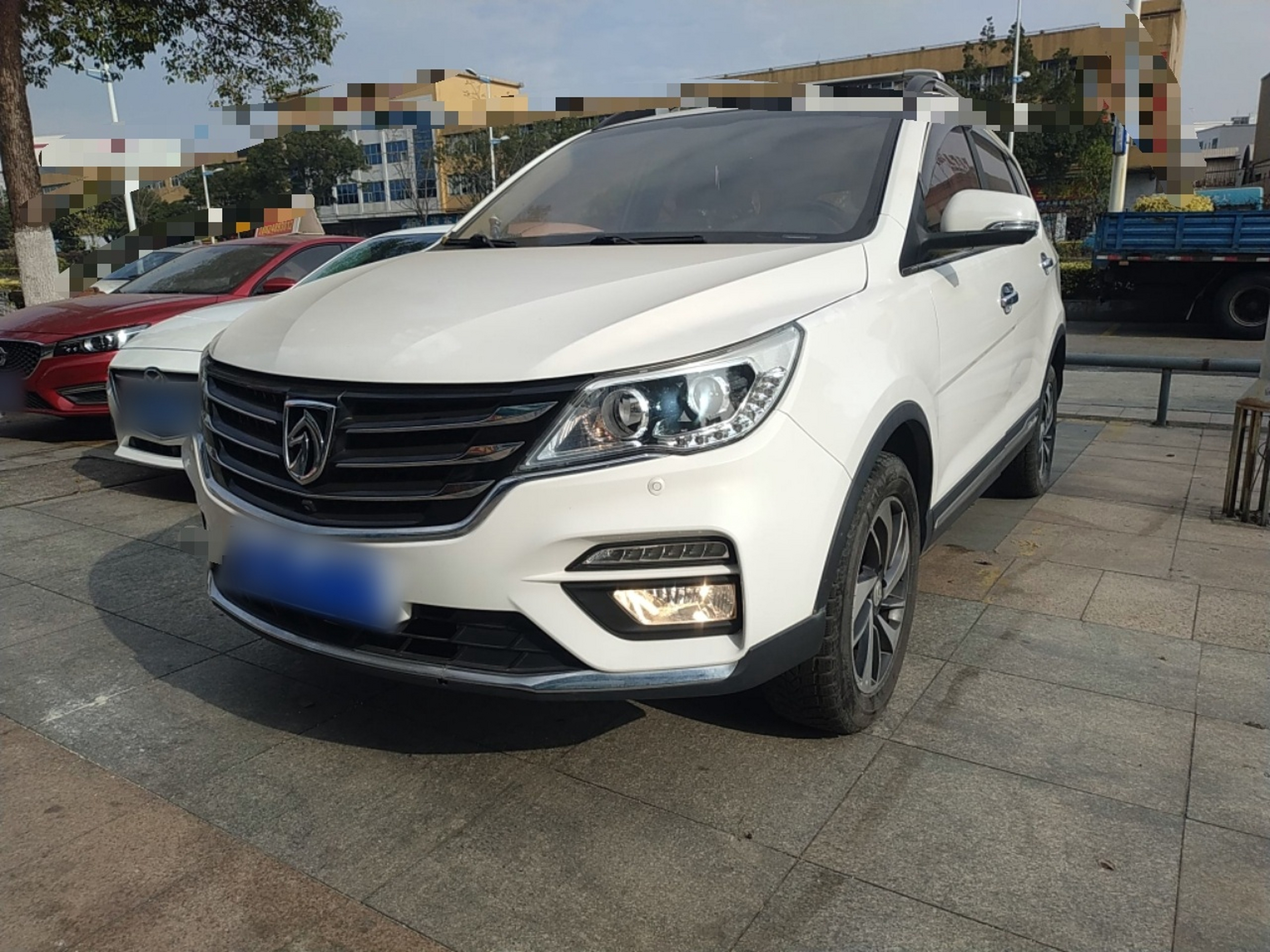 تحت مقدمة السيارة