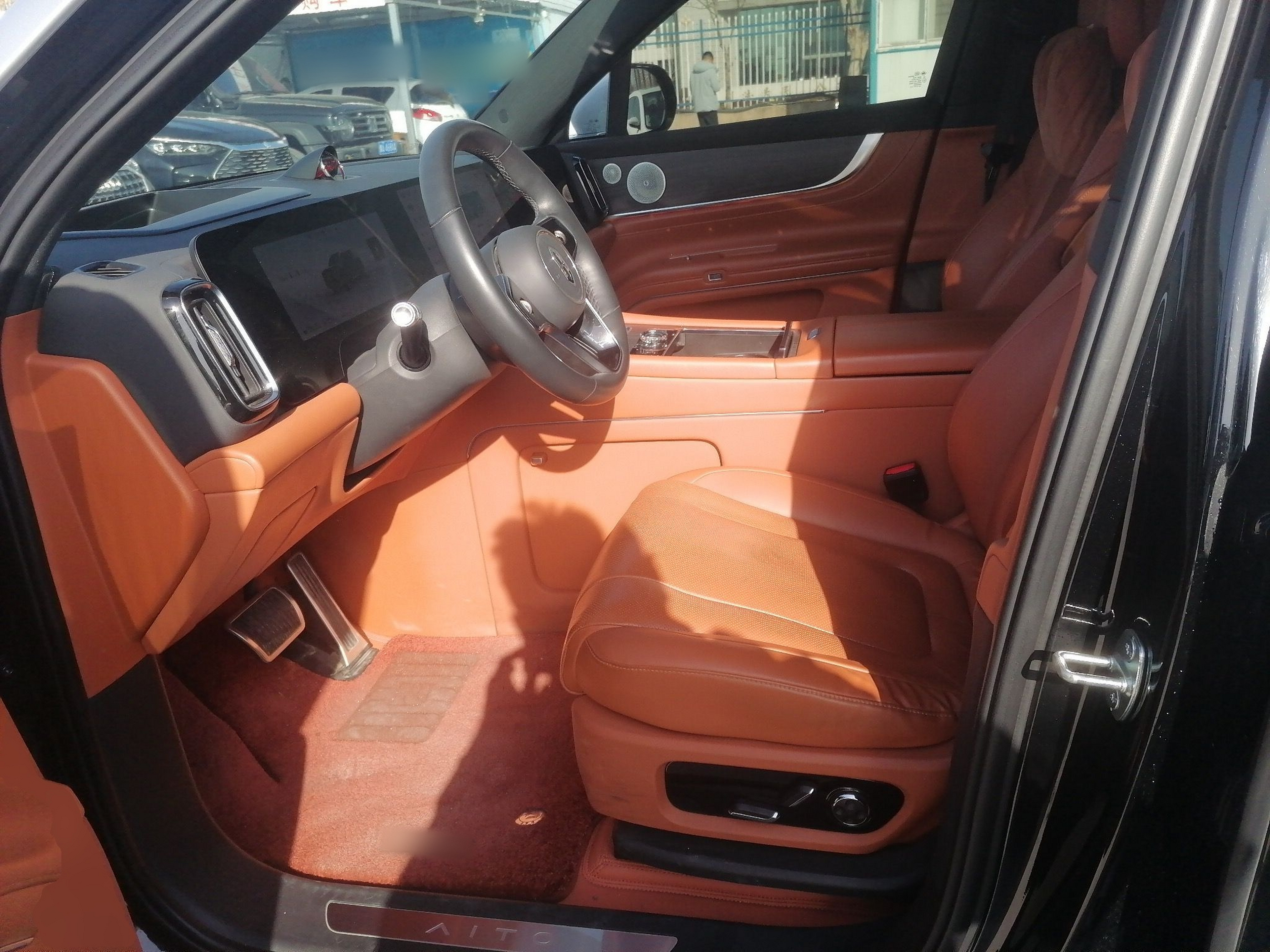 المقاعد الأمامية داخل السيارة