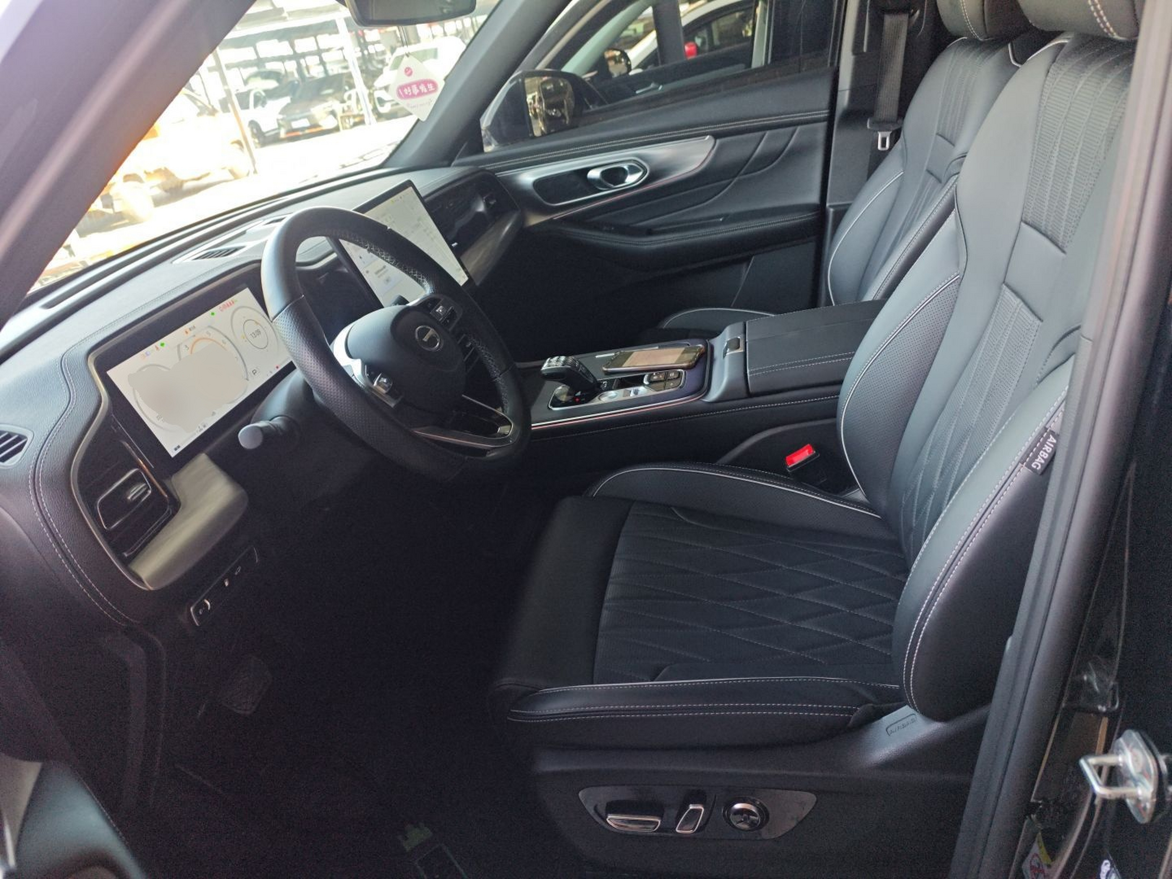 المقاعد الأمامية داخل السيارة