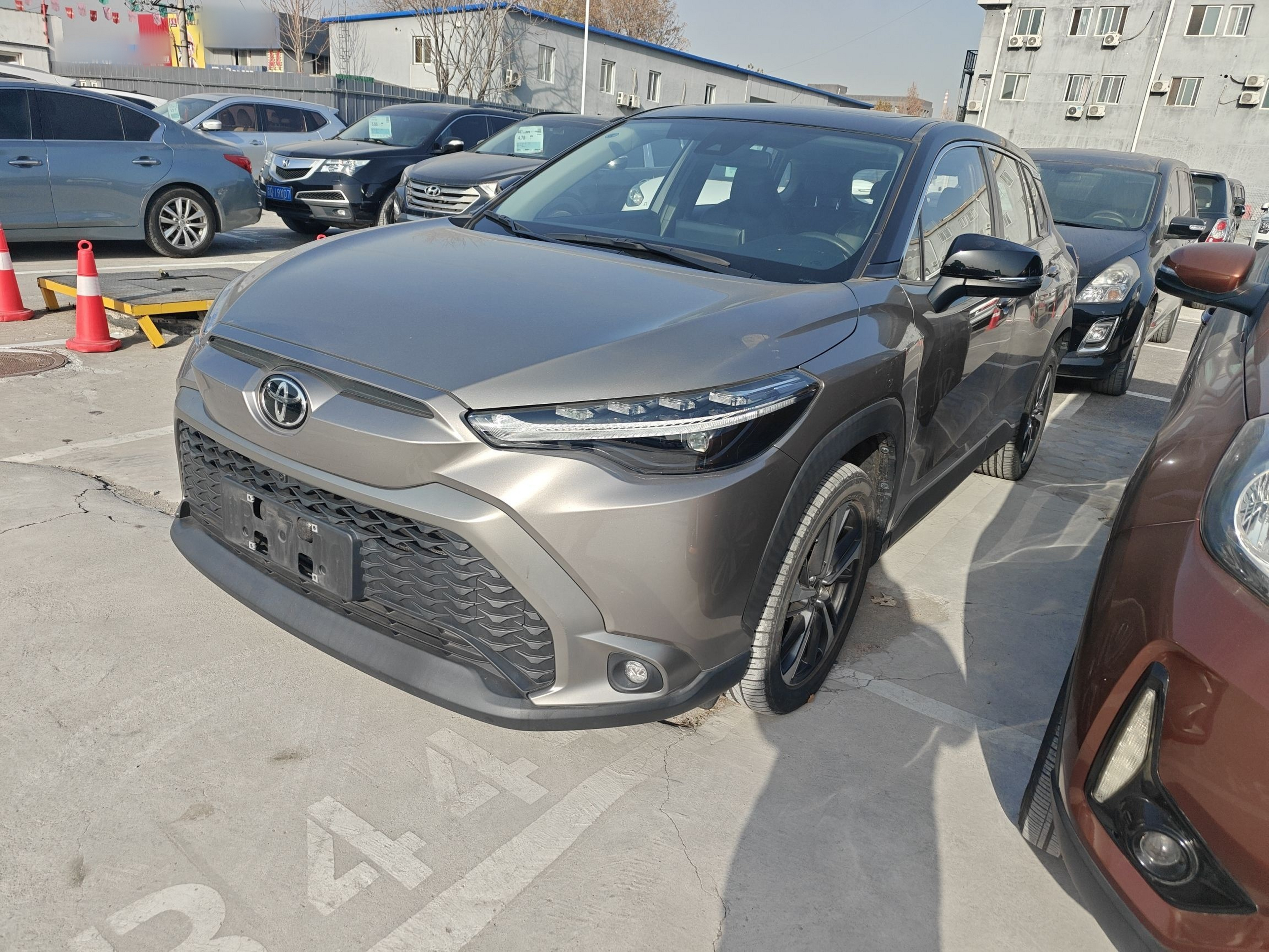 تحت مقدمة السيارة