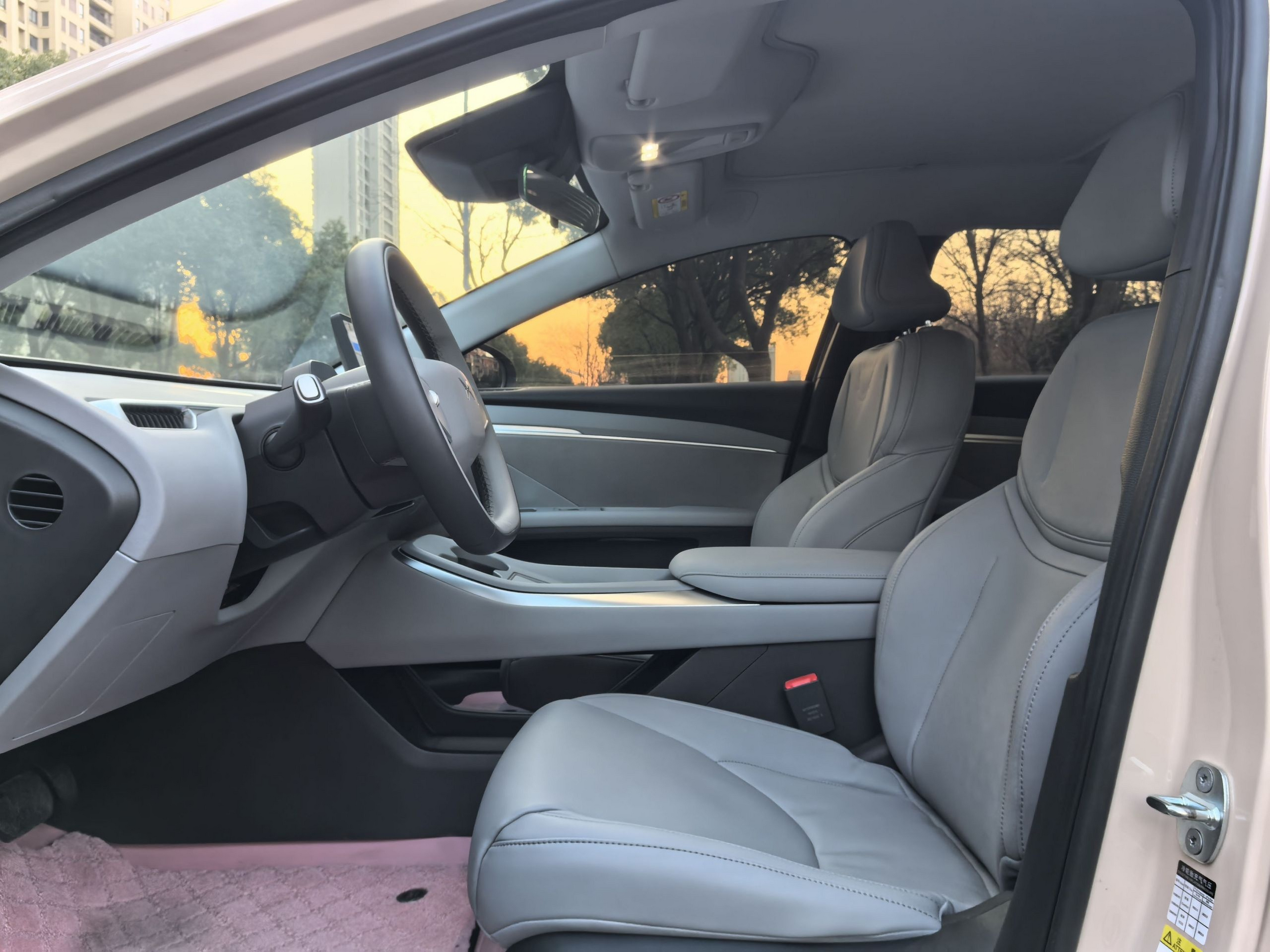 المقاعد الأمامية داخل السيارة