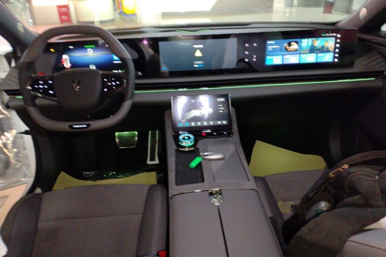 Used VOYAH PASSION 2024 PHEV Four-Wheel Drive Ultra-Long Range Executive Edition
