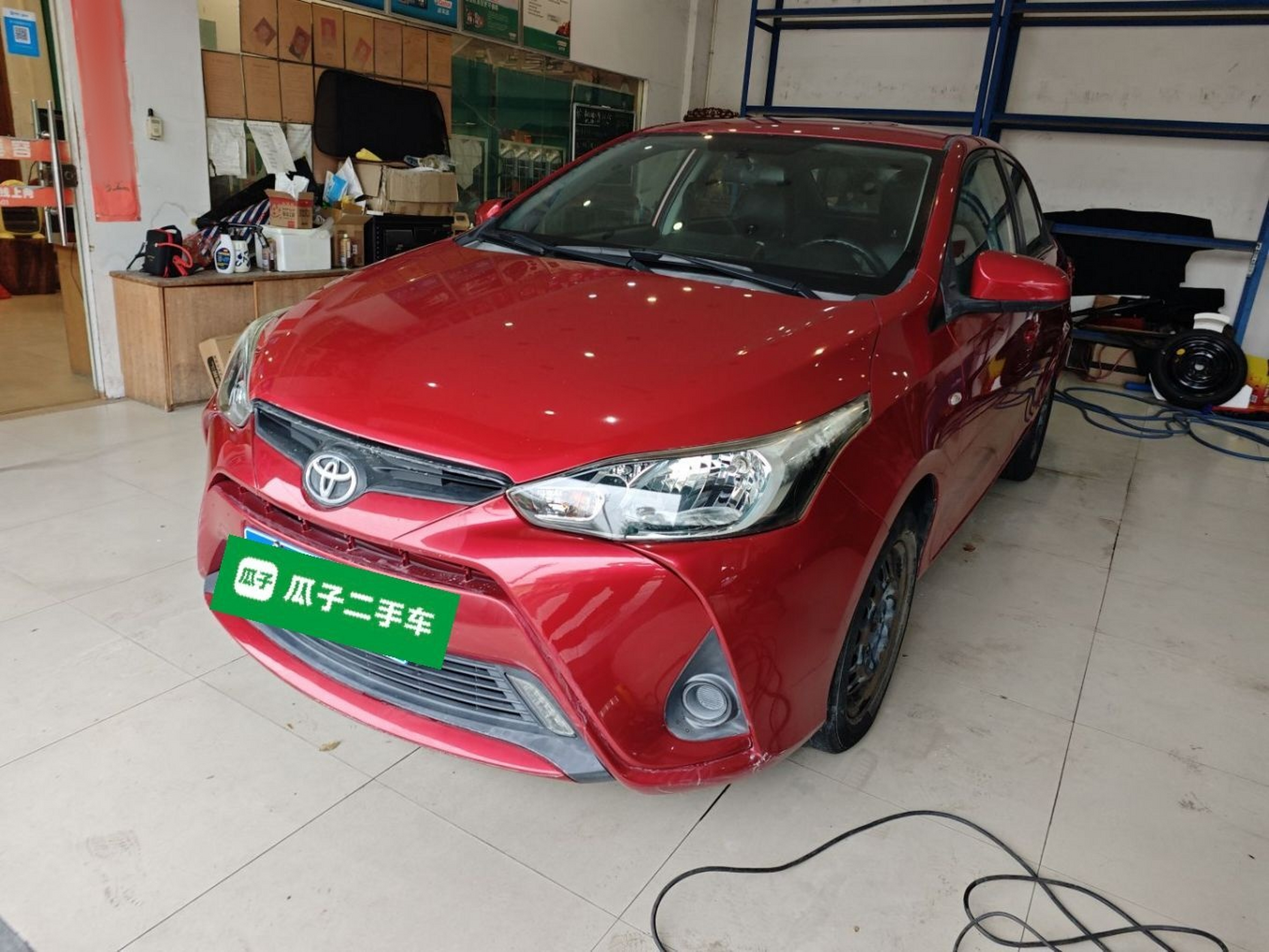 تحت مقدمة السيارة