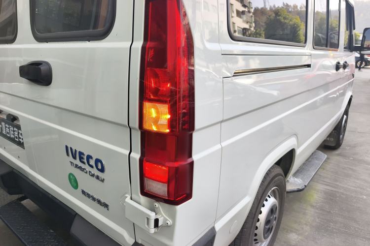 Used Iveco Daily 2023 2.5T A35M1 Short Wheelbase Low-Roof Single-Tire Side-Sliding Door 5-9 Seats
