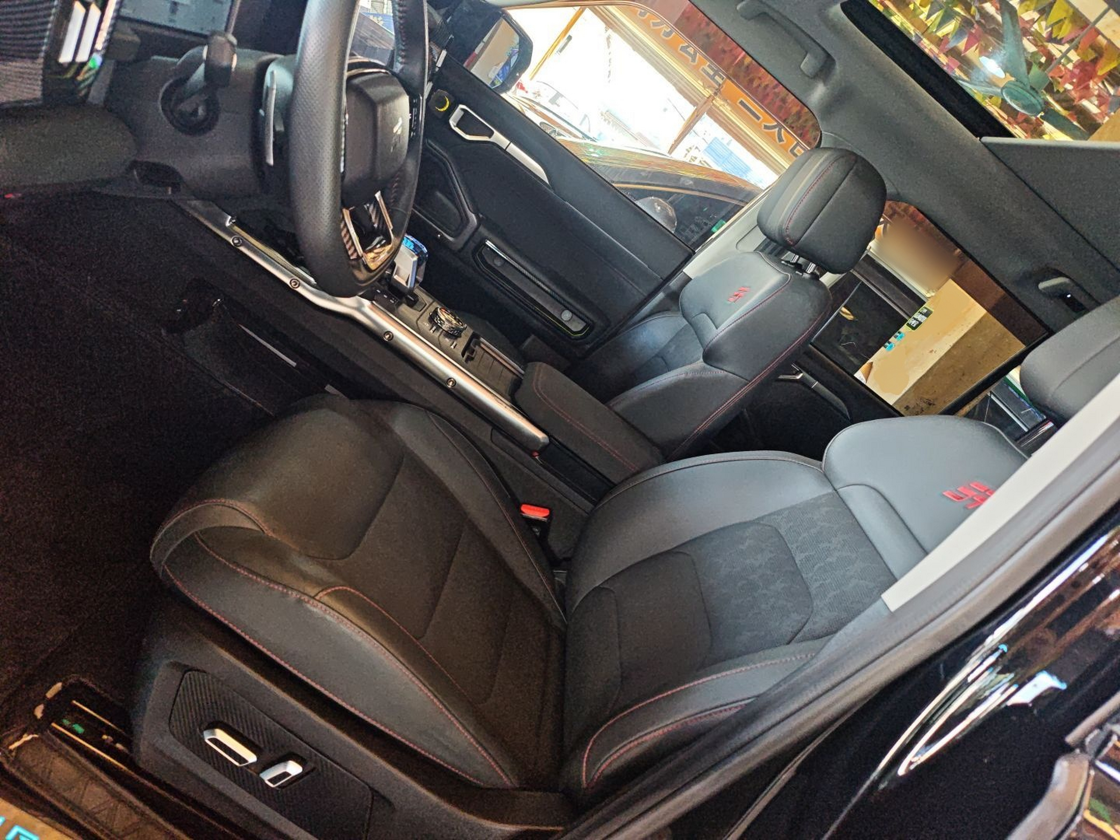 المقاعد الأمامية داخل السيارة