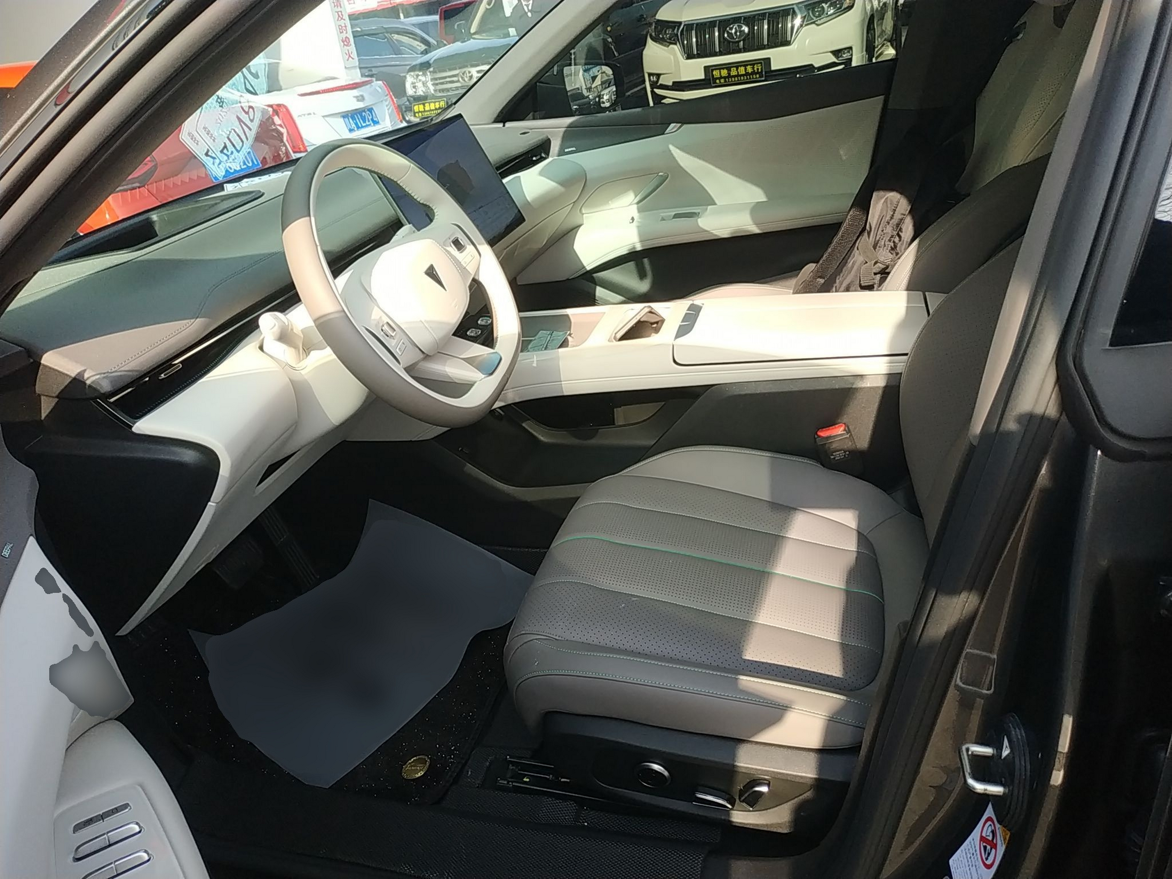 المقاعد الأمامية داخل السيارة