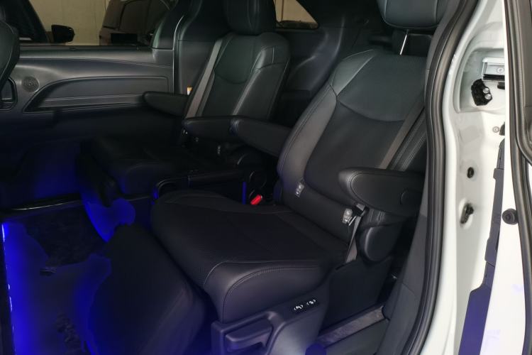 Used Toyota Sienna 2023 2.5L Hybrid Deluxe Edition
