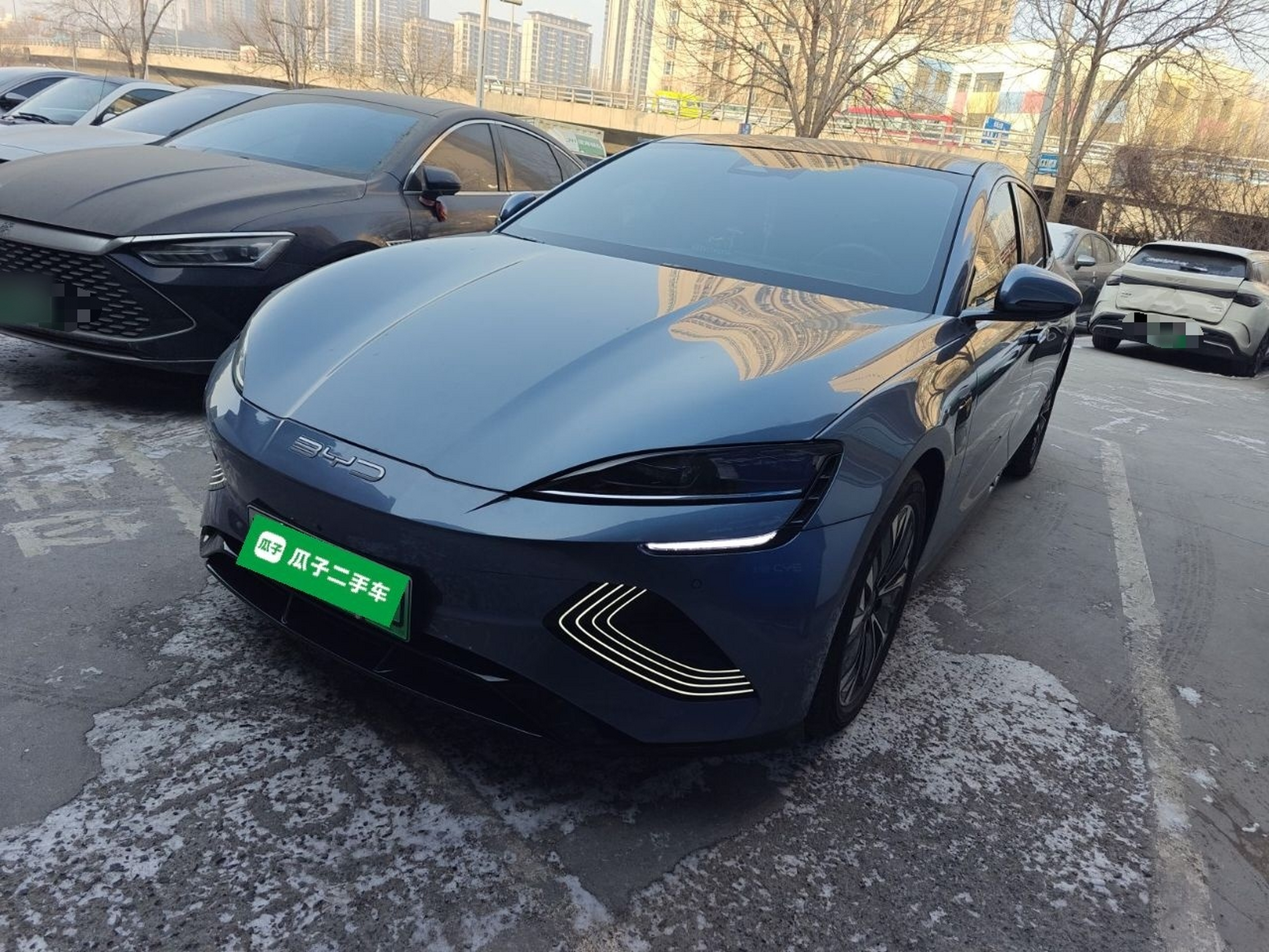 Под передней частью автомобиля