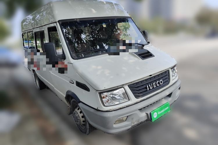 Used Iveco Daily 2021 2.5T A40 M1 Passenger Van 5-9 Seats Long Wheelbase Mid-Roof Design Dual Tires Manual Doors

