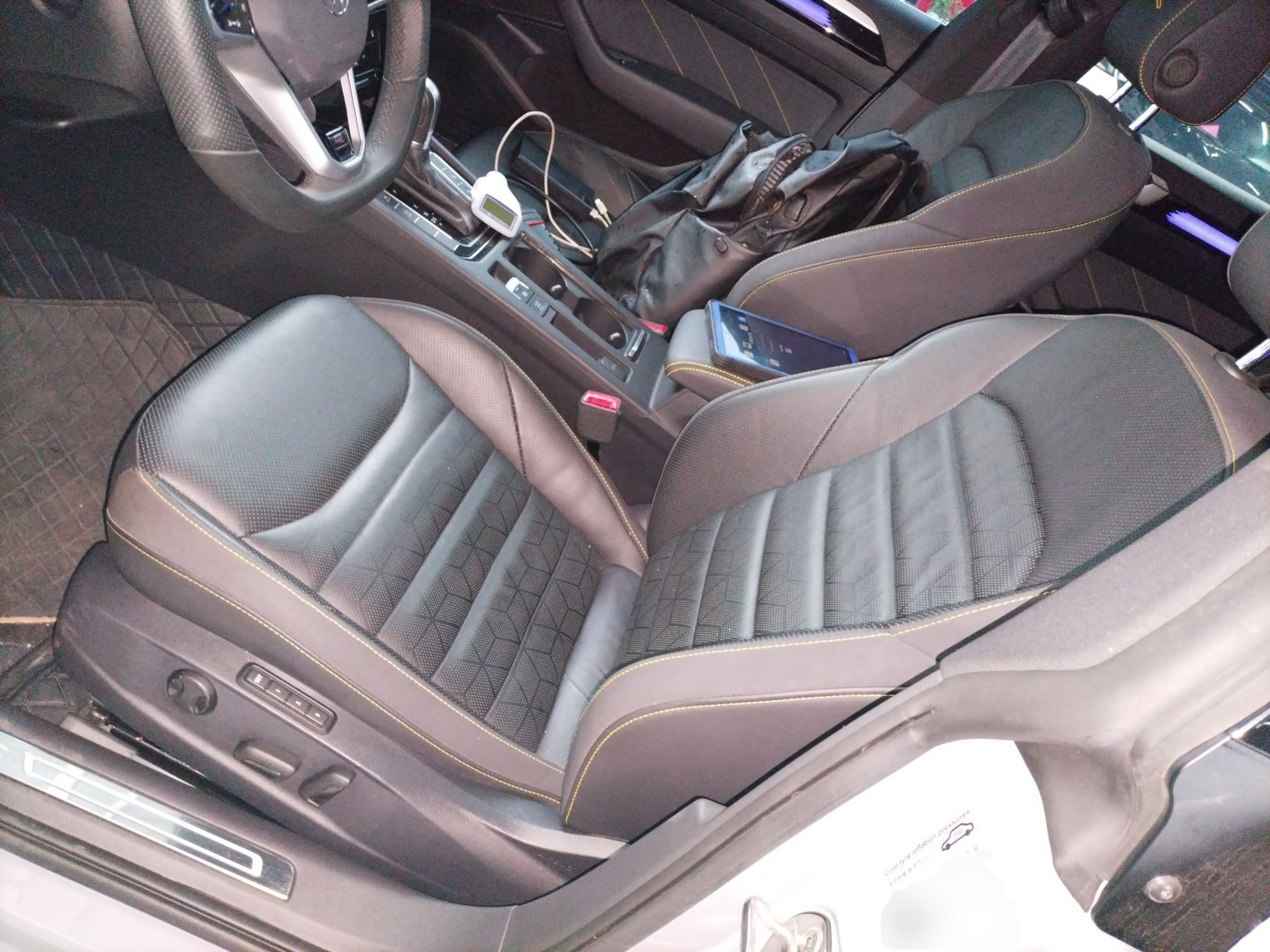 المقاعد الأمامية داخل السيارة