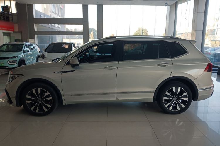 Used Volkswagen Tiguan L 2023 330TSI Automatic Two-Wheel Drive R-Line Flagship Edition
