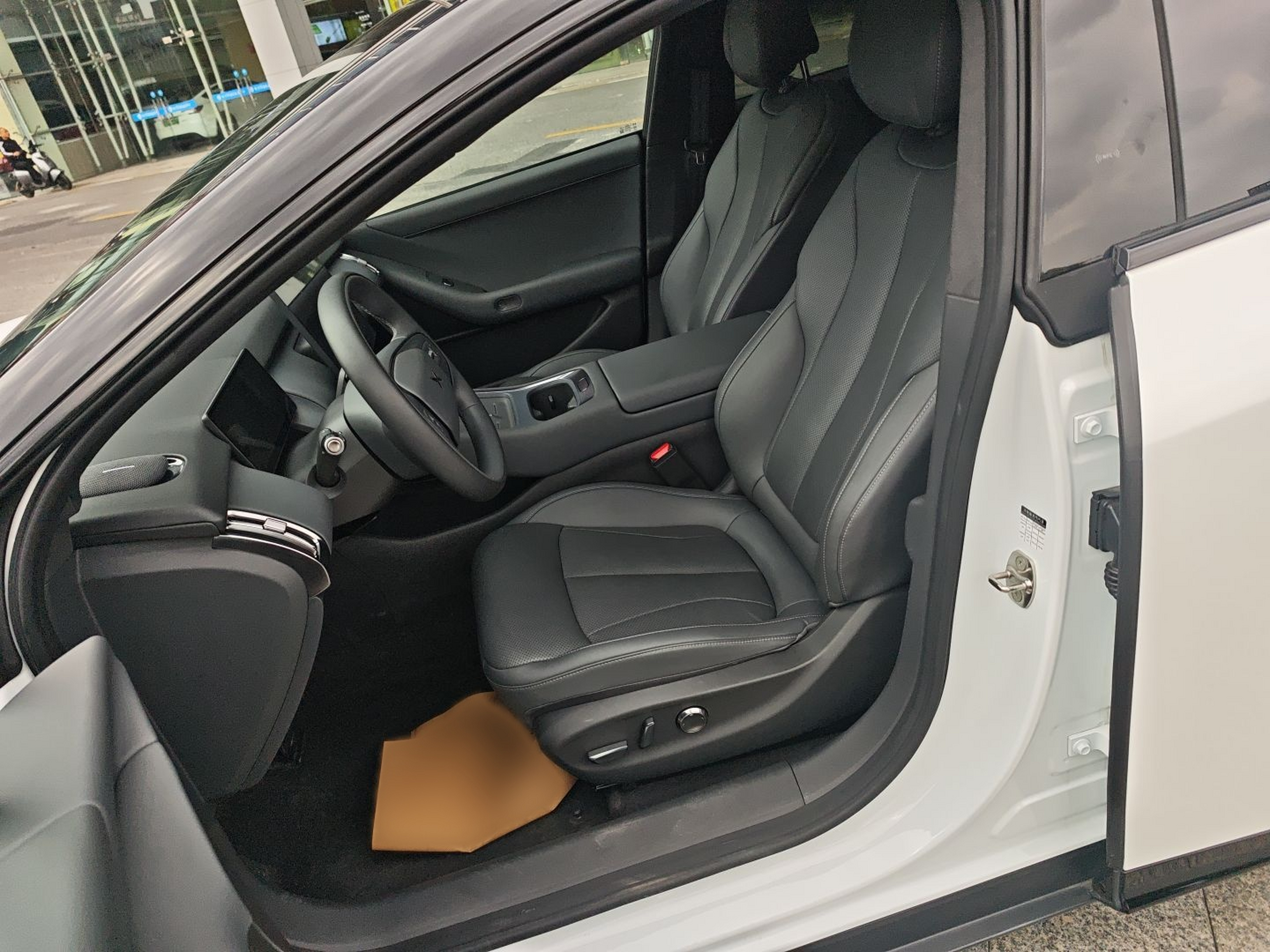 Переднее сиденье в автомобиле