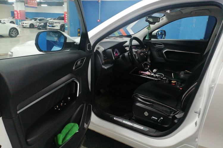 Used Haval H6 2017 Red Label 2.0T Automatic Two-Wheel Drive ZhiShang Model

