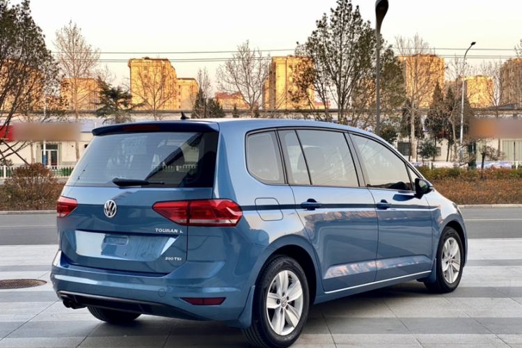 Used Volkswagen Touran 2016 Volkswagen Touran L 280TSI Manual Trend Edition
