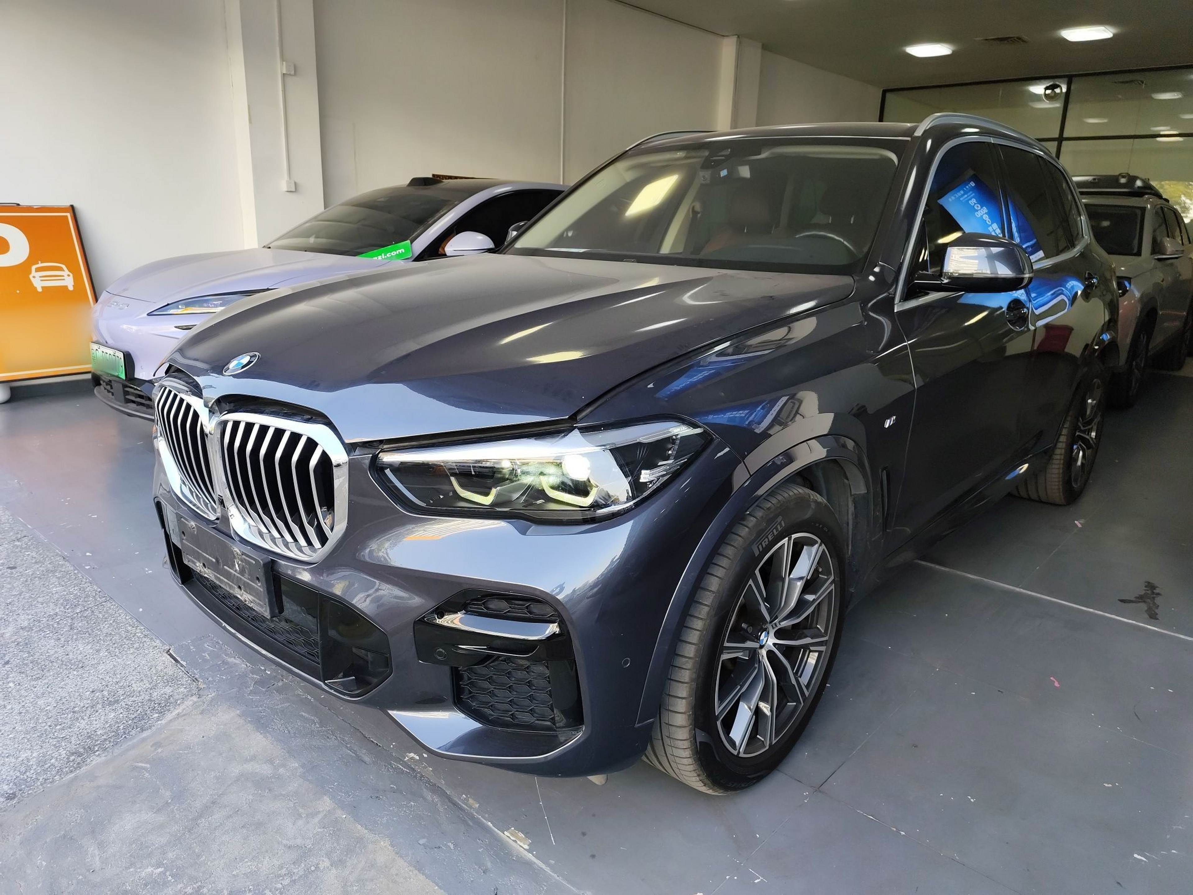 Под передней частью автомобиля