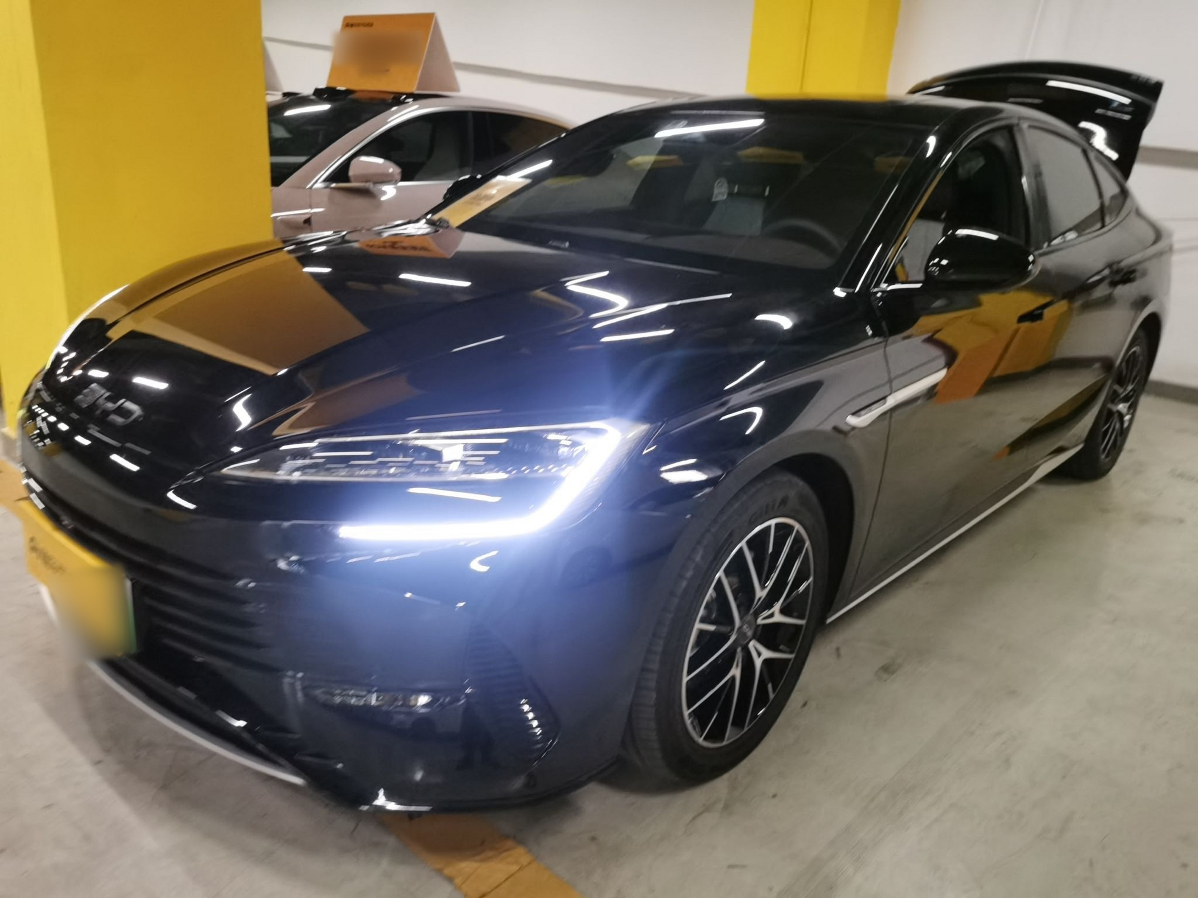 Под передней частью автомобиля