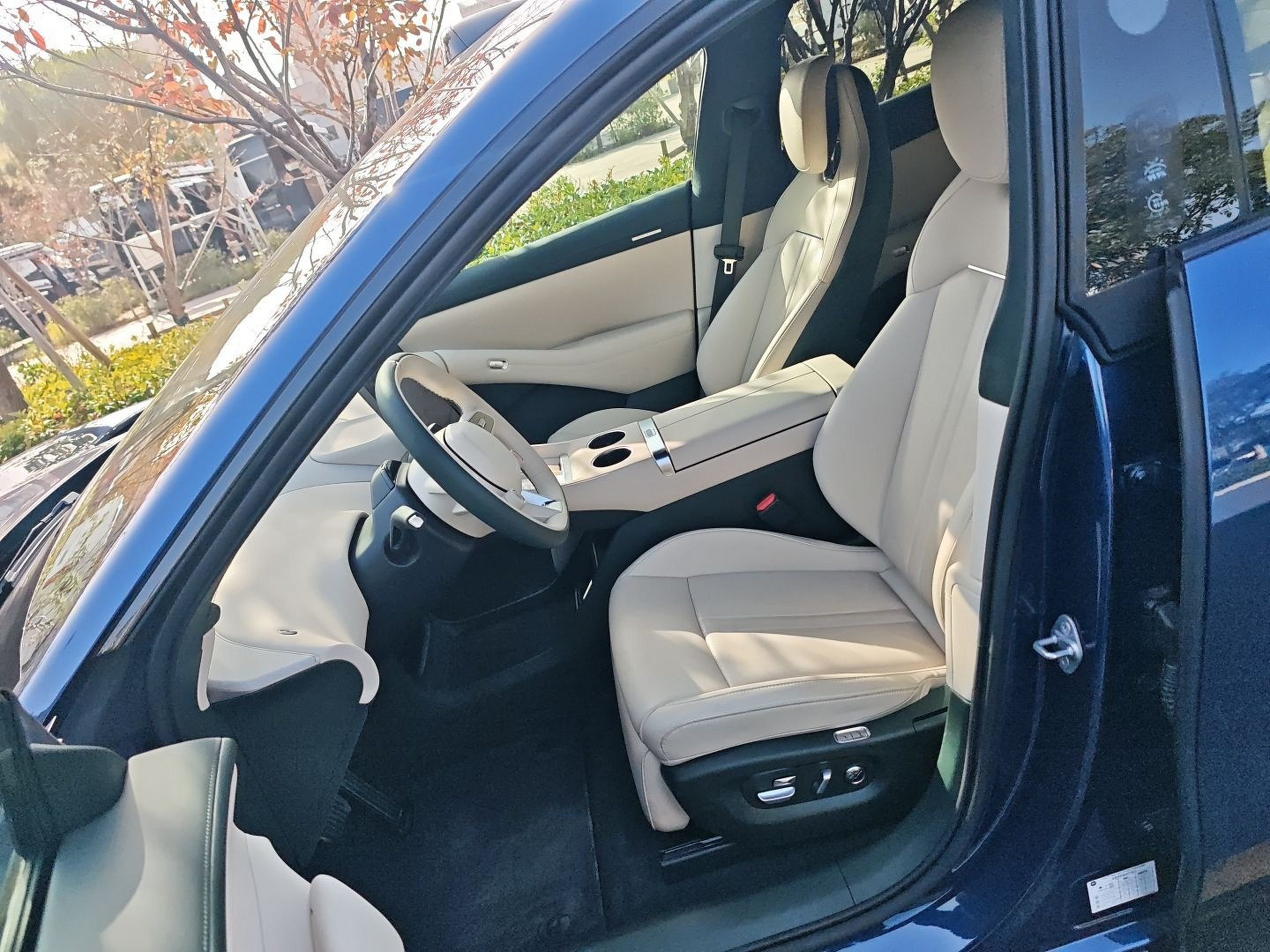 المقاعد الأمامية داخل السيارة