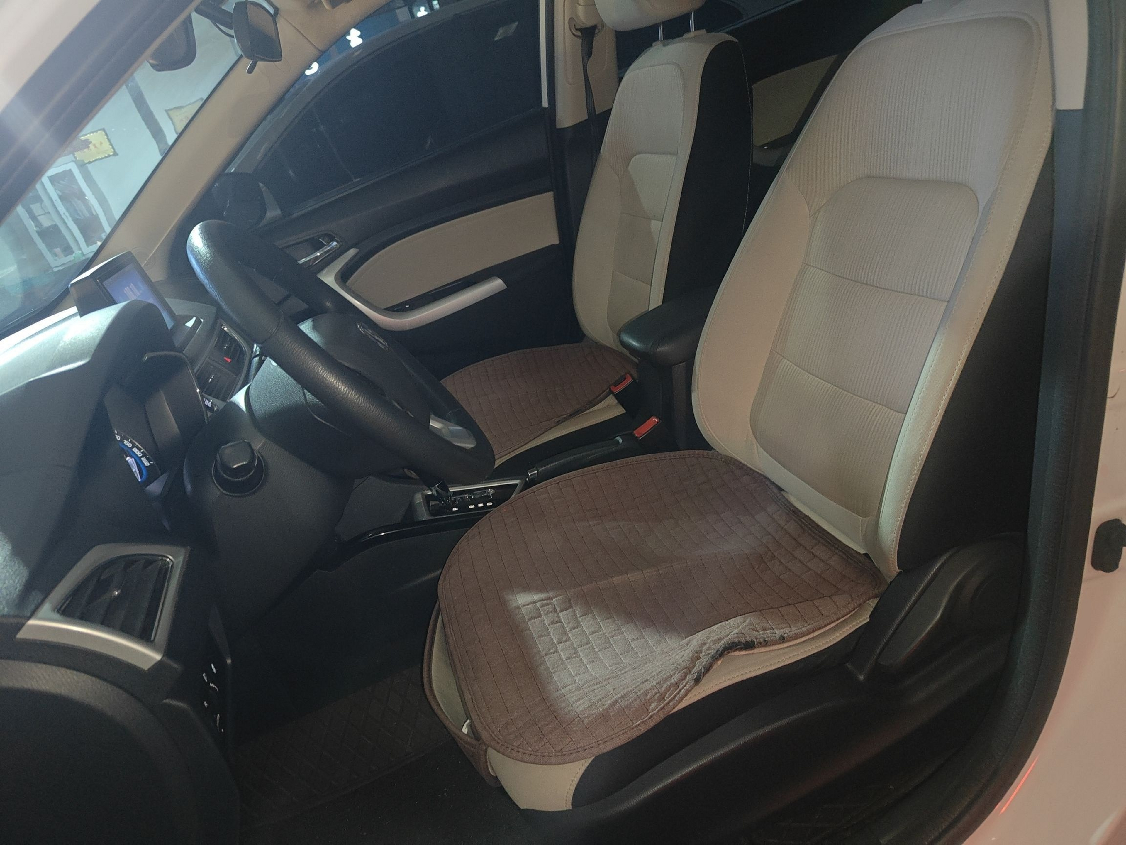 المقاعد الأمامية داخل السيارة