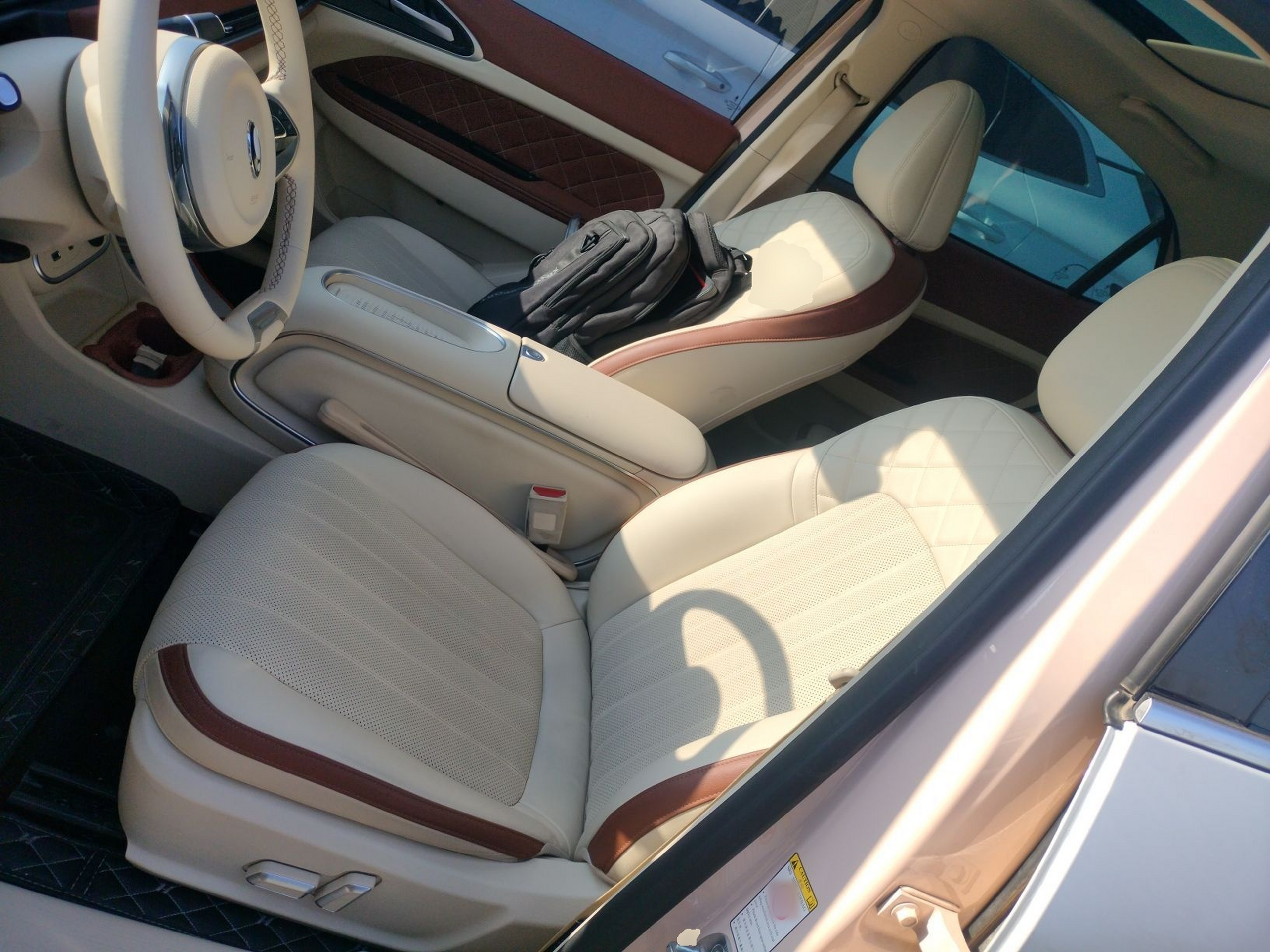 المقاعد الأمامية داخل السيارة