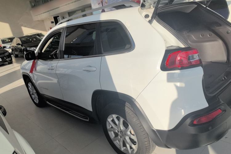 Used  Cherokee 2017 2.0L Superior Edition