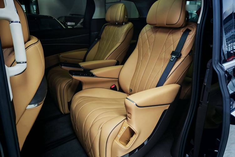 Used Denza D9 2024 DM-i 1050 Luxury Model
