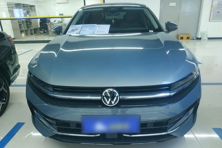 Used Volkswagen Magotan 2024 300TSI DSG Prestige Edition—A Real Eye-Catcher