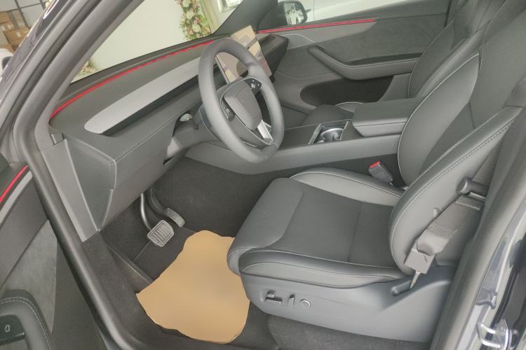 Used Tesla Model Y L 2025 Long-Range All-Wheel-Drive Version
