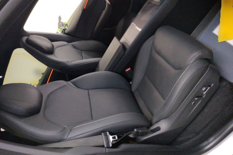 Used Tesla Model Y L 2025 Long-Range All-Wheel-Drive Version
