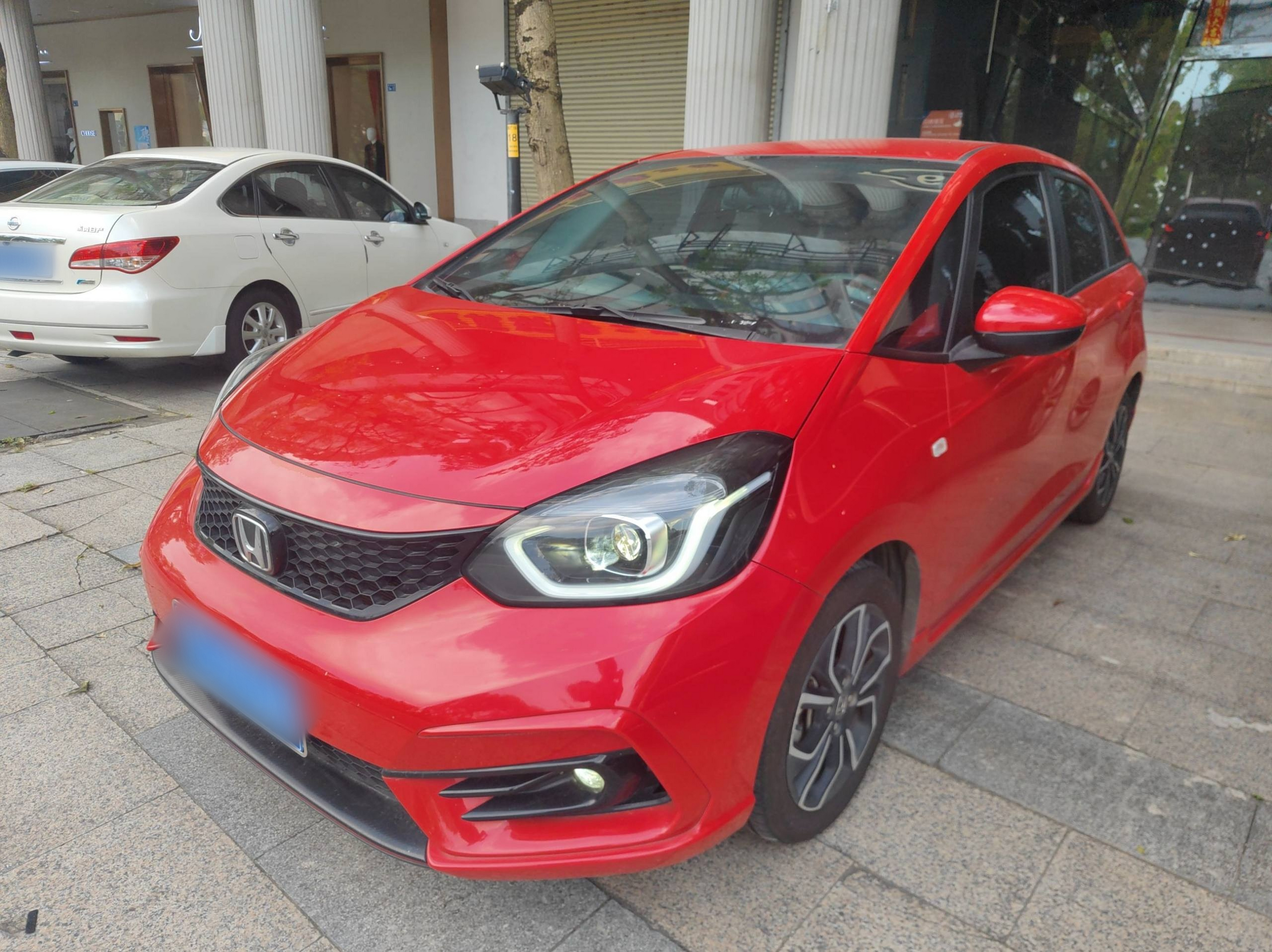 تحت مقدمة السيارة