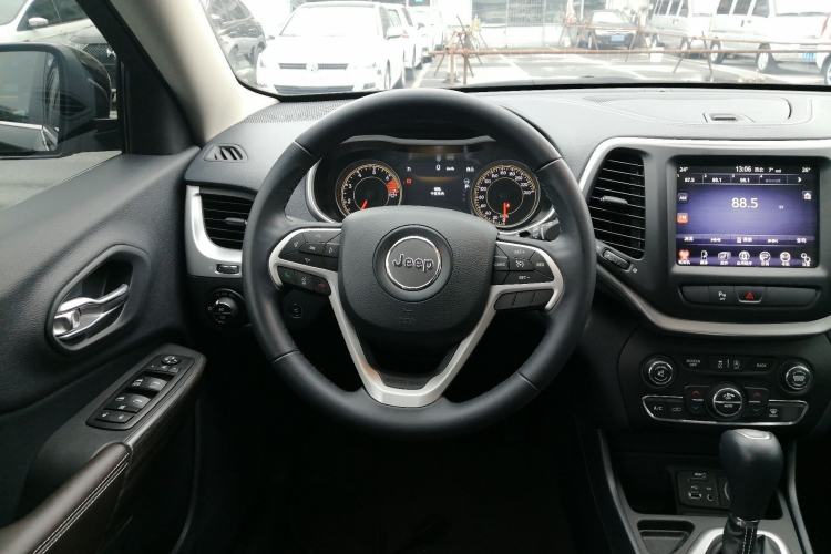 Used  Cherokee 2020 2.0L Two-Wheel Drive Classic Sports Edition