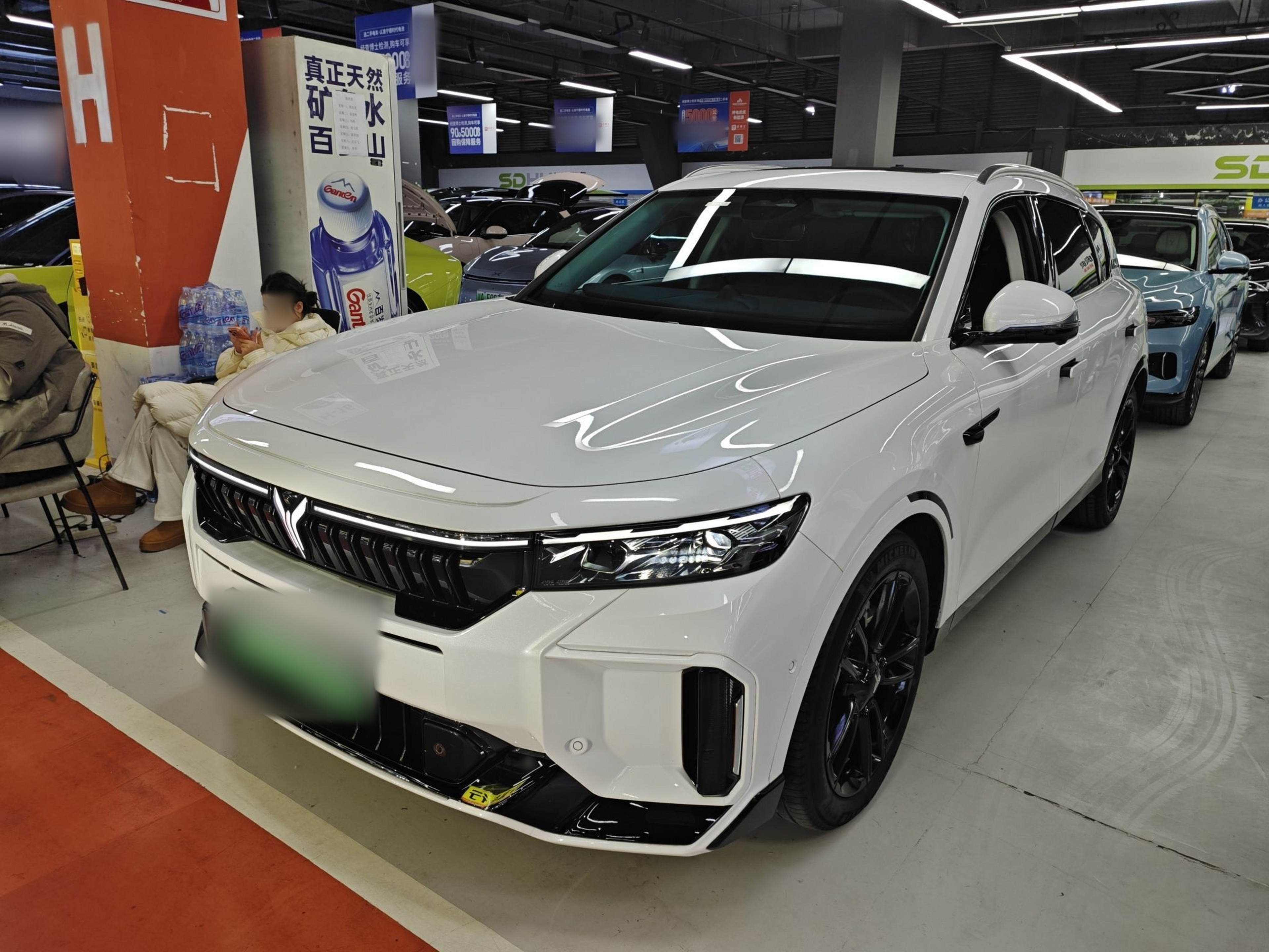 Под передней частью автомобиля