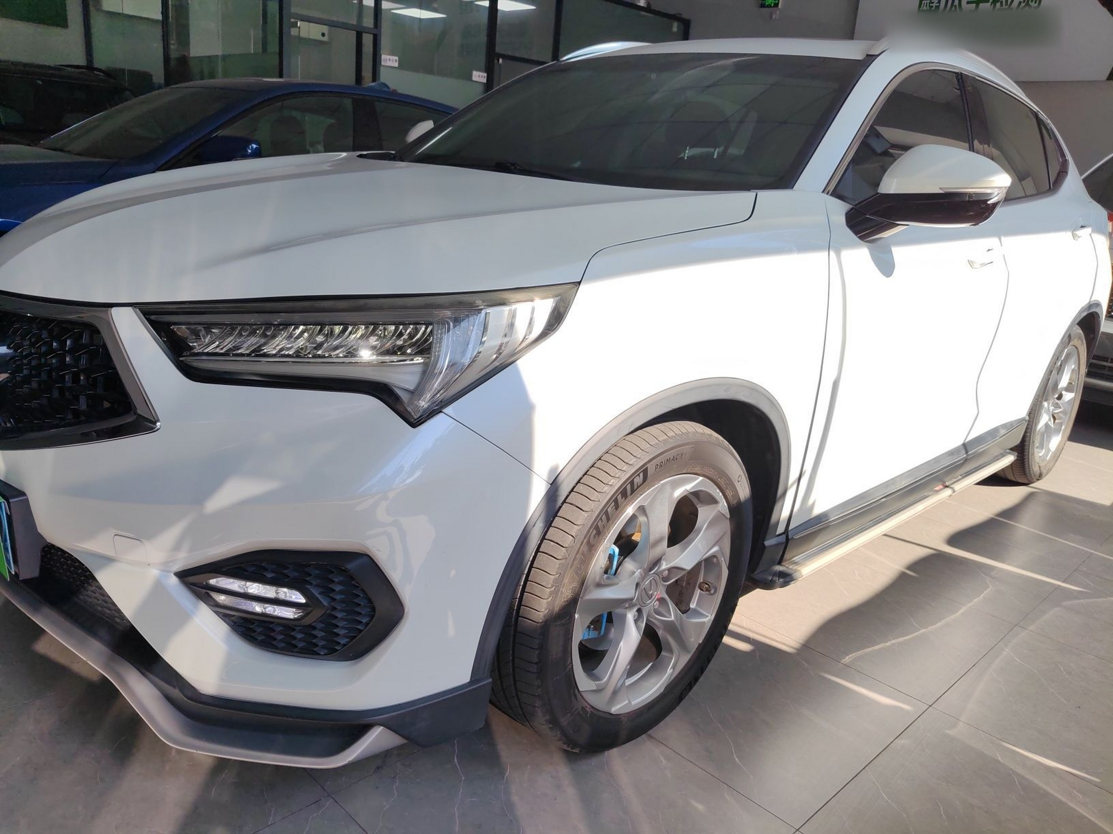 Под передней частью автомобиля