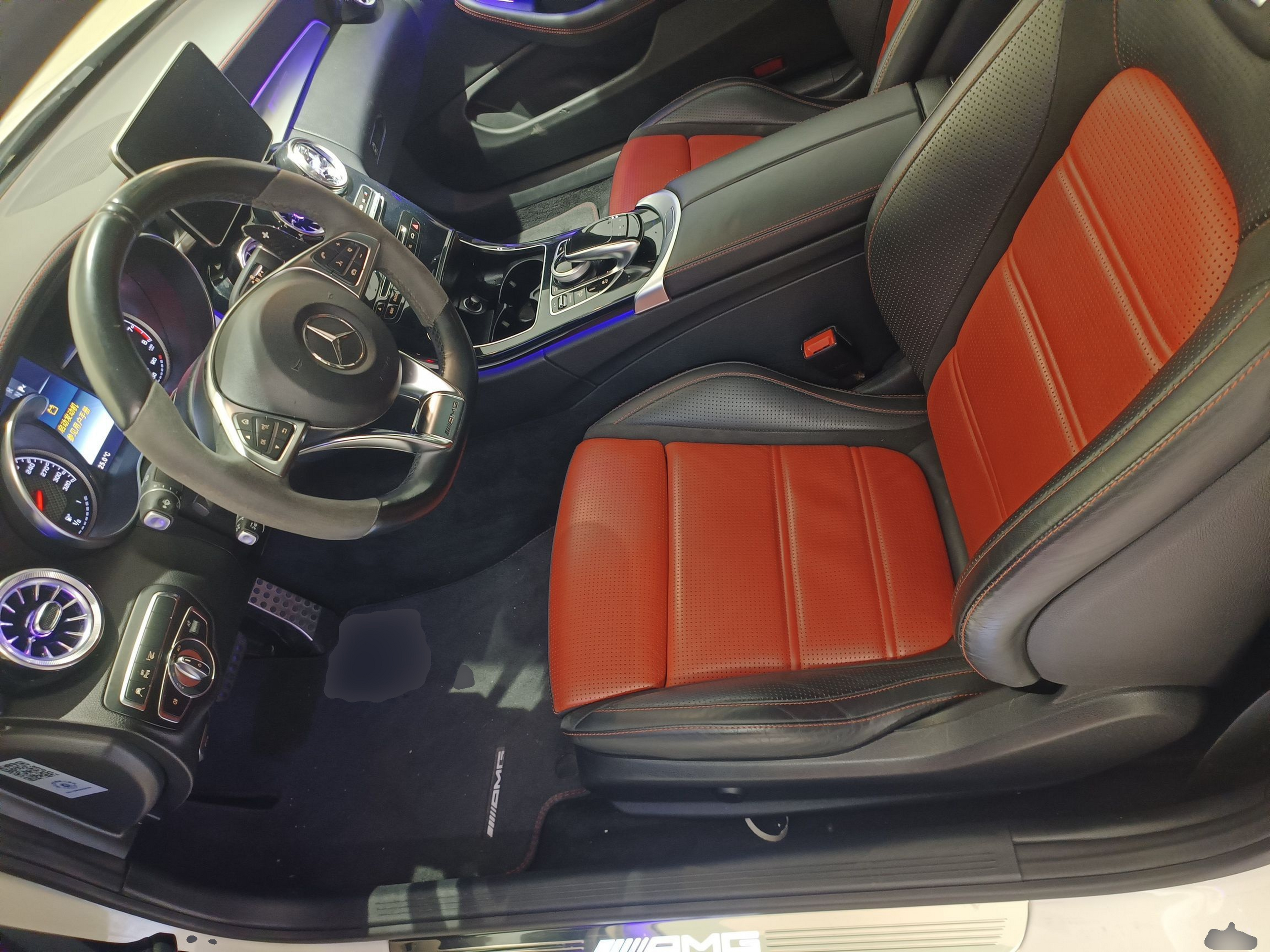 Переднее сиденье в автомобиле